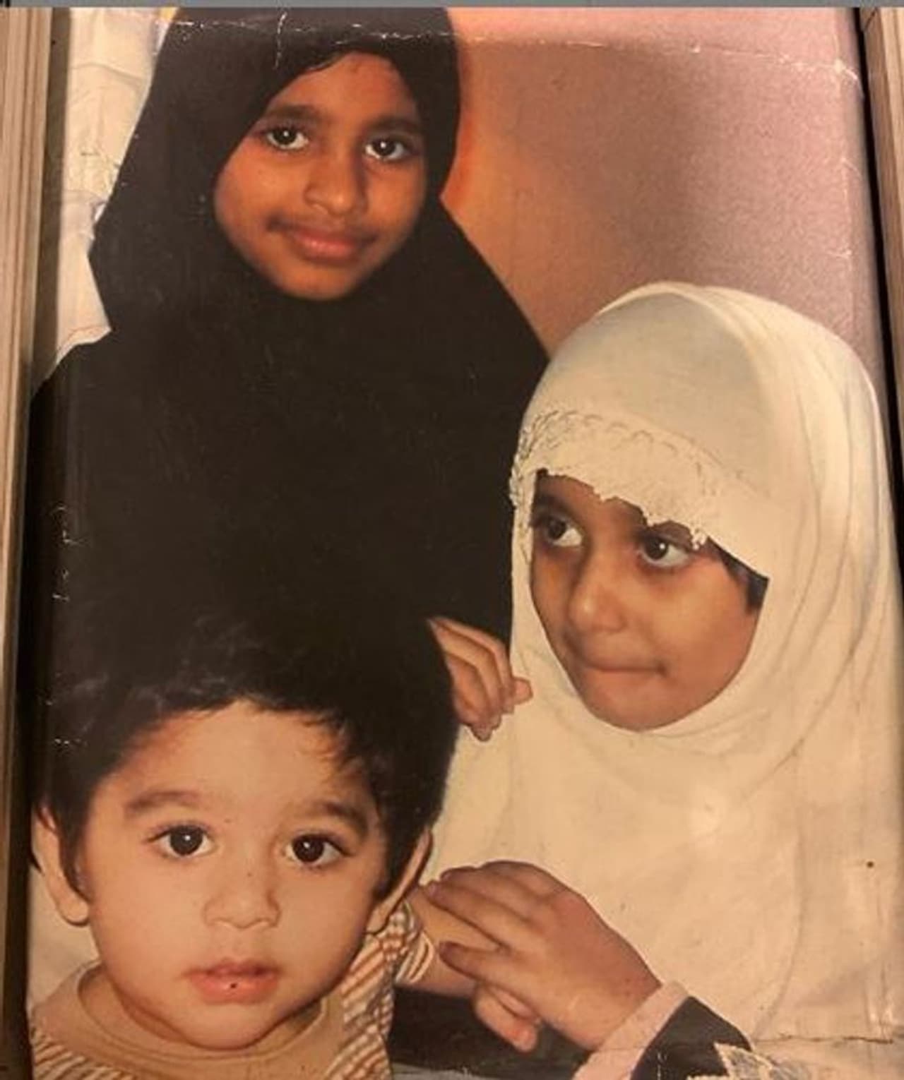 <p>ஏ.ஆர்.ரஹ்மான் மூன்று பிள்ளைகள்... அப்படியே அம்மா அப்பாவை உறிச்சி வச்சிருக்காங்களே..</p> <p>ஏ.ஆர்.ரஹ்மான் மூன்று பிள்ளைகள்... அப்படியே அம்மா அப்பாவை உறிச்சி வச்சிருக்காங்களே..</p>