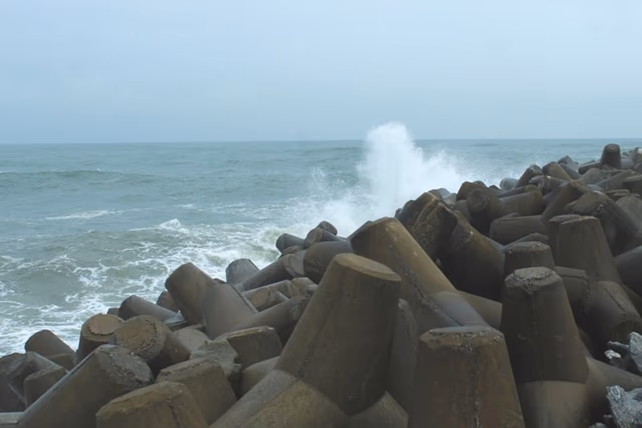 <p>ಮರವಂತೆ ಹೊರ ಬಂದರು ಪ್ರದೇಶದಲ್ಲಿ ಬೃಹತ್ ಅಲೆಗಳು ತೀರಕ್ಕಪ್ಪಳಿಸಿವೆ. ಕಳೆದ ಕೆಲವು ದಿನಗಳಿಂದ ಸುರಿಯುತ್ತಿರುವ ಮಳೆಗೆ ಕಡಲಿನಾರ್ಭಟವೂ ಹೆಚ್ಚಿದೆ</p> <p>ಮರವಂತೆ ಹೊರ ಬಂದರು ಪ್ರದೇಶದಲ್ಲಿ ಬೃಹತ್ ಅಲೆಗಳು ತೀರಕ್ಕಪ್ಪಳಿಸಿವೆ. ಕಳೆದ ಕೆಲವು ದಿನಗಳಿಂದ ಸುರಿಯುತ್ತಿರುವ ಮಳೆಗೆ ಕಡಲಿನಾರ್ಭಟವೂ ಹೆಚ್ಚಿದೆ</p>