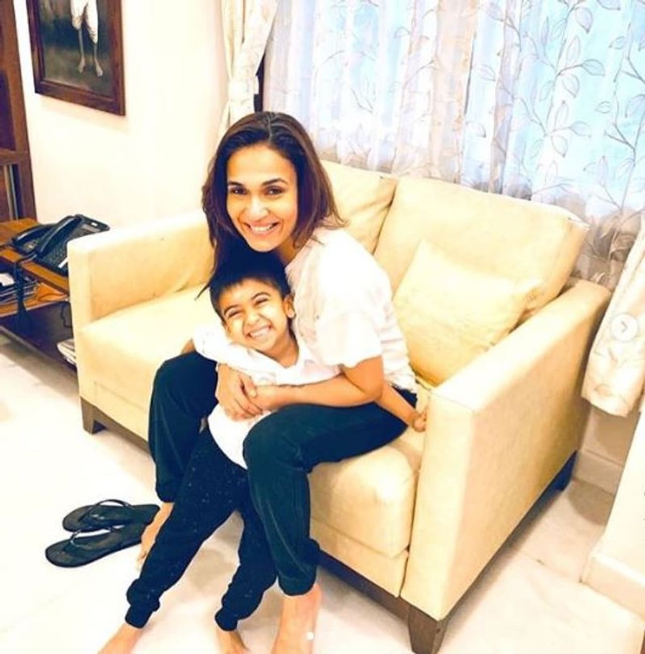 <p>ஹாலில் உள்ள சோபாவில் மகனை கொஞ்சும் சௌந்தர்யா </p> <p>ஹாலில் உள்ள சோபாவில் மகனை கொஞ்சும் சௌந்தர்யா </p>