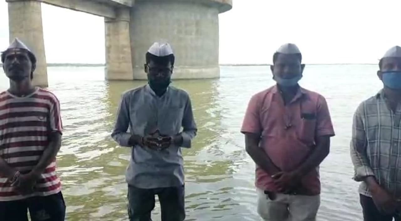 <p>ನದಿ ತೀರದ ಗ್ರಾಮಗಳಿಗೆ ಪ್ರವಾಹ ಭೀತಿ ಹಿನ್ನೆಲೆಯಲ್ಲಿ ವಿಶೇಷವಾಗಿ ಪೂಜೆ ಸಲ್ಲಿಸಿದ ಕ್ರಾಂತಿರಂಗ ಸ್ವಯಂ ಸೇವಾ ಸಂಘಟನೆ</p> <p>ನದಿ ತೀರದ ಗ್ರಾಮಗಳಿಗೆ ಪ್ರವಾಹ ಭೀತಿ ಹಿನ್ನೆಲೆಯಲ್ಲಿ ವಿಶೇಷವಾಗಿ ಪೂಜೆ ಸಲ್ಲಿಸಿದ ಕ್ರಾಂತಿರಂಗ ಸ್ವಯಂ ಸೇವಾ ಸಂಘಟನೆ</p>