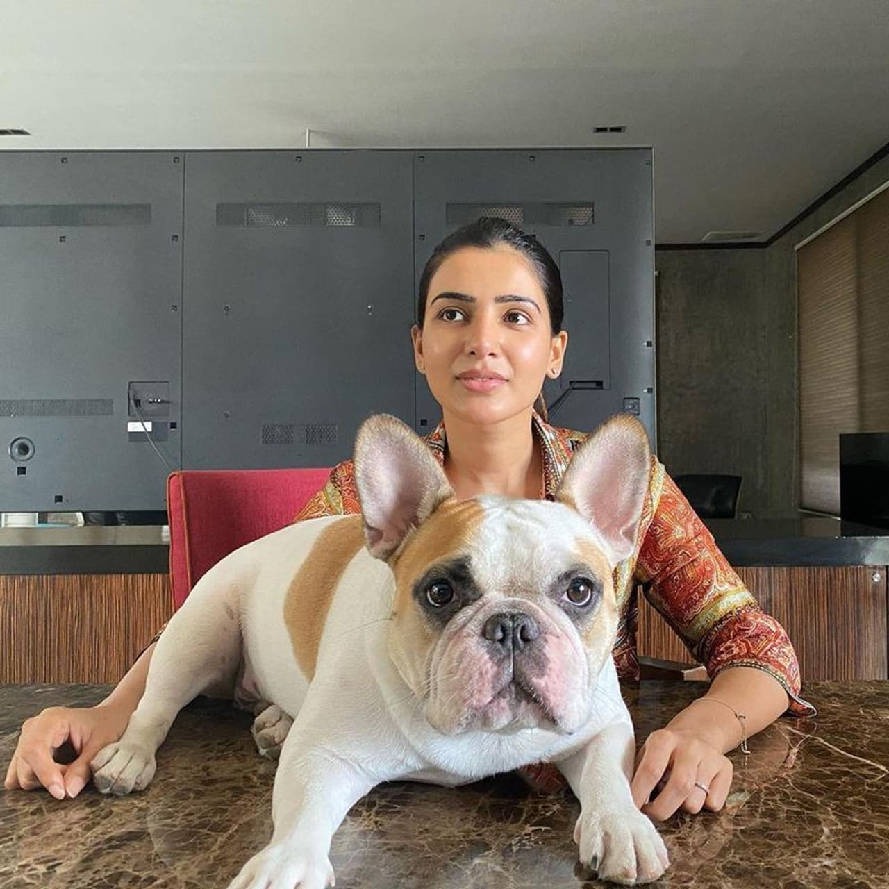 <p><strong>நடிகை சமந்தா அணைத்து தரப்பு ரசிகர்களாலும் விரும்பப்படும் நடிகைகளில் ஒருவர். இவரின் பவர் ஃபுல் நடிப்பும், திறமையும் தான் இவருக்கு பல ரசிகர்களை உருவாக்கி தந்துள்ளது என்றால் அதனை யாராலும் மறுக்க முடியாது.</strong></p> <p><strong>நடிகை சமந்தா அணைத்து தரப்பு ரசிகர்களாலும் விரும்பப்படும் நடிகைகளில் ஒருவர். இவரின் பவர் ஃபுல் நடிப்பும், திறமையும் தான் இவருக்கு பல ரசிகர்களை உருவாக்கி தந்துள்ளது என்றால் அதனை யாராலும் மறுக்க முடியாது.</strong></p>