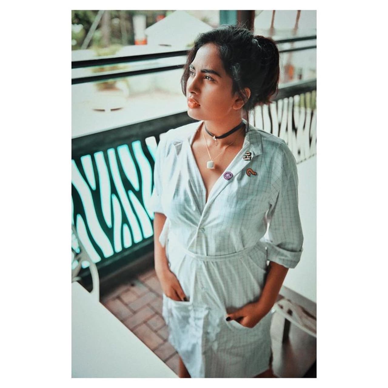 <p>மாடர்ன் போஸ்சில் கலக்கும் ஸ்ருஷ்டி&nbsp;</p>