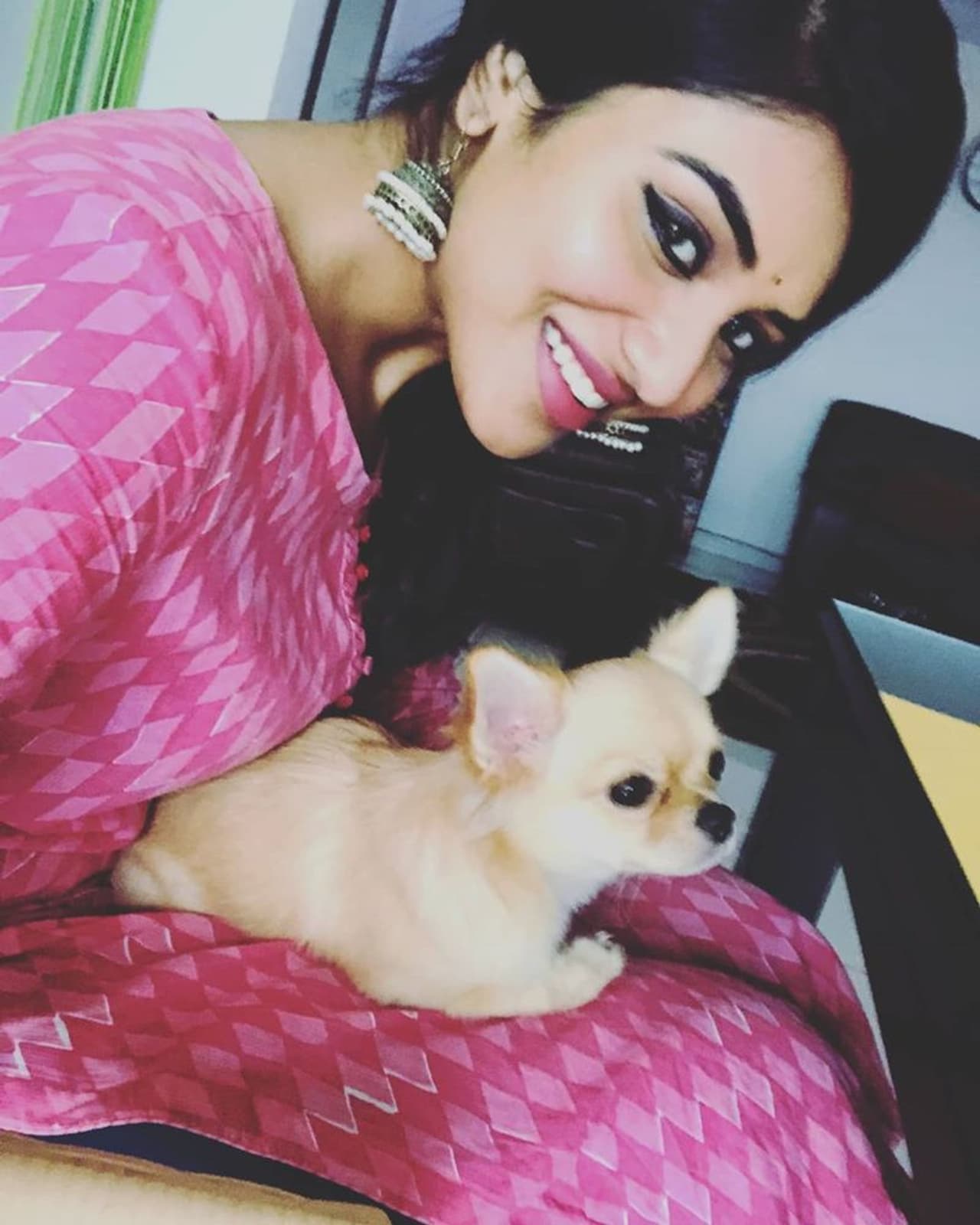 <p>செல்ல பிராணியுடன் அழகாக விளையாடும் இந்துஜா </p> <p>செல்ல பிராணியுடன் அழகாக விளையாடும் இந்துஜா </p>