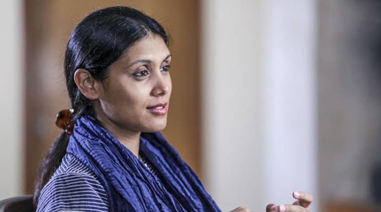 <p>ದೇಶದ ಶ್ರೀಮಂತ ಮಹಿಳೆಯಾದರೂ ಸರಳವಾಗಿ ಕಾಣಿಸಿಕೊಳ್ಳುವ ರೋಶ್ನಿ ನಡಾರ್ ಮಲ್ಹೋತ್ರಾ ಪ್ರತಿಷ್ಠಿತ ಭಾರತೀಯ ಐಟಿ ಕಂಪನಿ ಎಚ್ಸಿಎಲ್ನ ಮುಖ್ಯಸ್ಥೆ.</p> <p>ದೇಶದ ಶ್ರೀಮಂತ ಮಹಿಳೆಯಾದರೂ ಸರಳವಾಗಿ ಕಾಣಿಸಿಕೊಳ್ಳುವ ರೋಶ್ನಿ ನಡಾರ್ ಮಲ್ಹೋತ್ರಾ ಪ್ರತಿಷ್ಠಿತ ಭಾರತೀಯ ಐಟಿ ಕಂಪನಿ ಎಚ್ಸಿಎಲ್ನ ಮುಖ್ಯಸ್ಥೆ.</p>