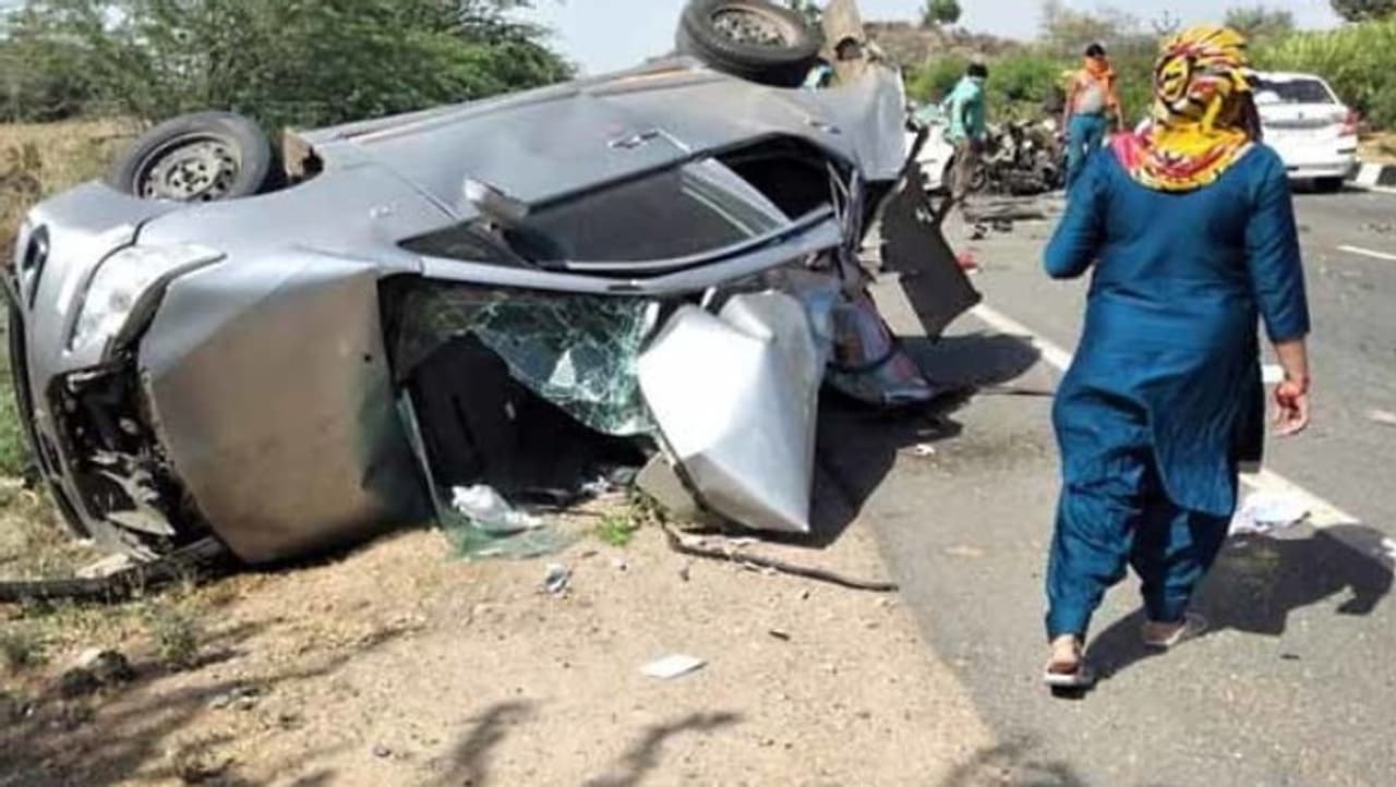 <p>ಇಲ್ಲಿನ ಸಿರೋಹೀ ಜಿಲ್ಲೆಯ ಗೋಯಲೀ ಜವಾಲ್ ಮಾರ್ಗದಲ್ಲಿ ನಡೆದಿದೆ. ಆಟಟೋ ಎದುರು ಅಚಾನಕ್ಕಾಗಿ ಕೋತಿ ಬಂದ ಪರಿಣಾಮ ಈ ಅಪಘಾತ ಸಂಭವಿಸಿದೆ. ಇದನ್ನು ರಕ್ಷಿಸುವ ವೇಳೆ ನಿಯಂತ್ರಣ ಕಳೆದುಕೊಂಡ ವಾಹನ ಎದುರುಗಡೆಯಿಂದ ಬರುತ್ತಿದ್ದ ವಾಹನಕ್ಕೆ ಡಿಕ್ಕಿಯಾಗಿದೆ.</p> <p>ಇಲ್ಲಿನ ಸಿರೋಹೀ ಜಿಲ್ಲೆಯ ಗೋಯಲೀ ಜವಾಲ್ ಮಾರ್ಗದಲ್ಲಿ ನಡೆದಿದೆ. ಆಟಟೋ ಎದುರು ಅಚಾನಕ್ಕಾಗಿ ಕೋತಿ ಬಂದ ಪರಿಣಾಮ ಈ ಅಪಘಾತ ಸಂಭವಿಸಿದೆ. ಇದನ್ನು ರಕ್ಷಿಸುವ ವೇಳೆ ನಿಯಂತ್ರಣ ಕಳೆದುಕೊಂಡ ವಾಹನ ಎದುರುಗಡೆಯಿಂದ ಬರುತ್ತಿದ್ದ ವಾಹನಕ್ಕೆ ಡಿಕ್ಕಿಯಾಗಿದೆ.</p>