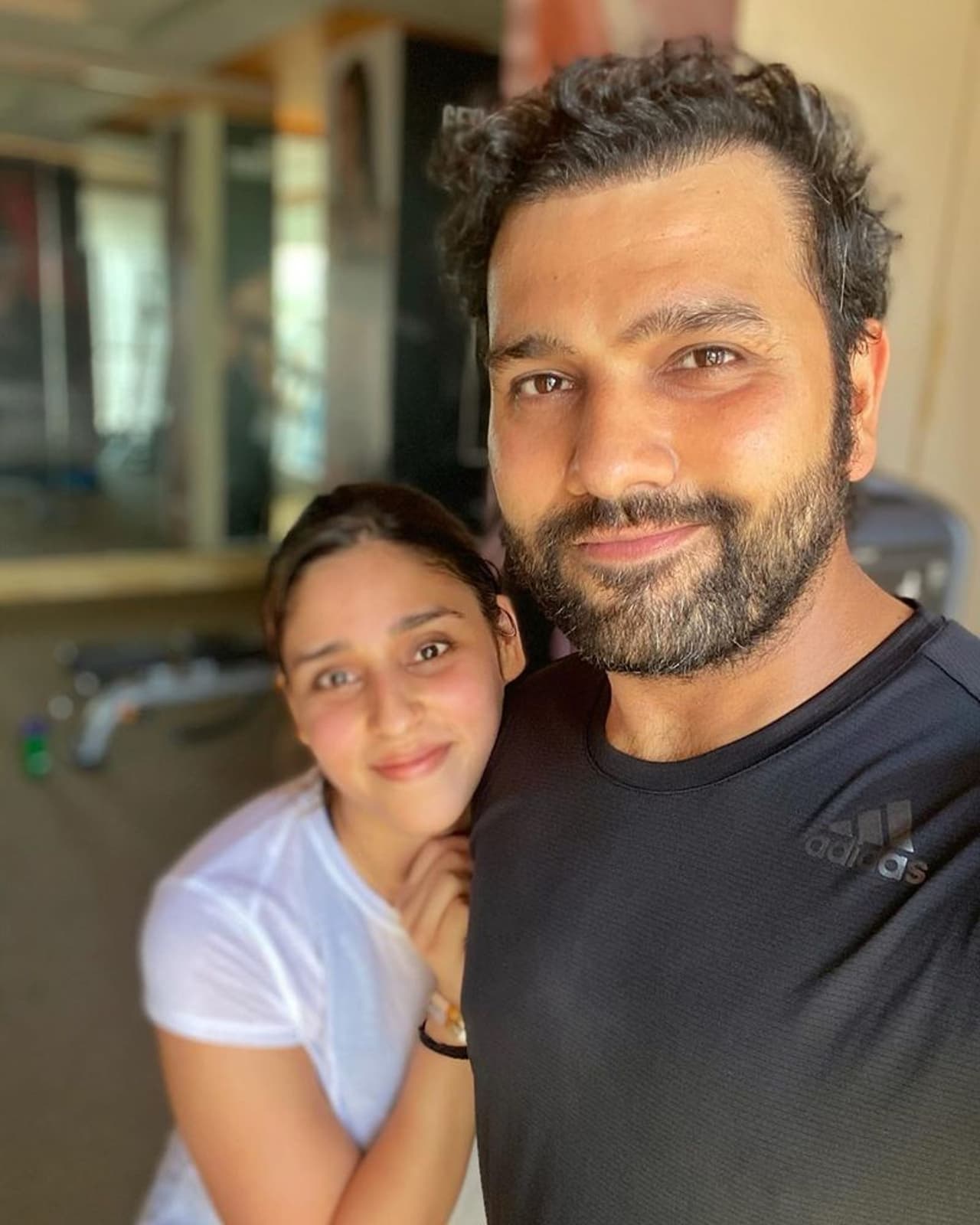 <p>ரித்திகா தன் மனைவியுடன் ஒரு செலஃயி </p> <p>ரித்திகா தன் மனைவியுடன் ஒரு செலஃயி </p>