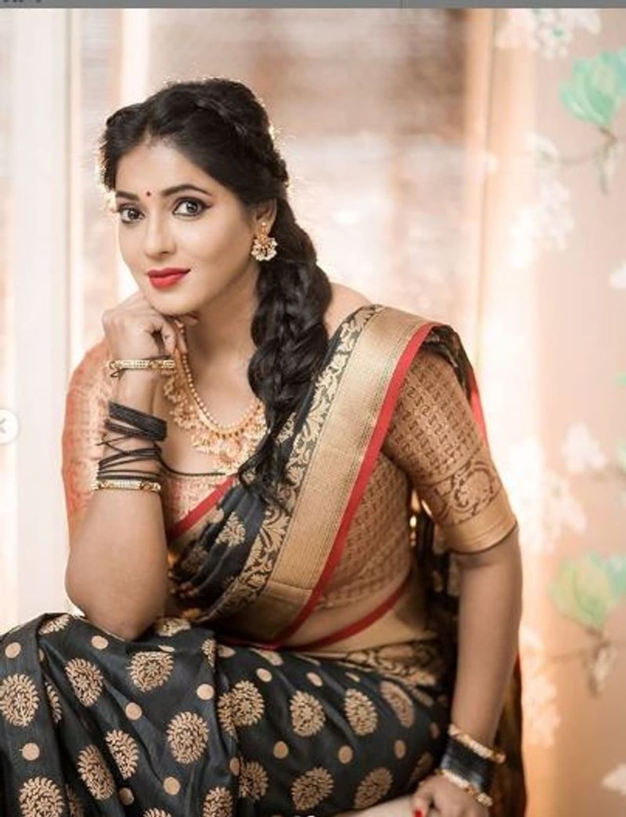 <p>இவ்வளவு நாளாக இந்த அழகை எங்கு பூட்டி வைத்திருந்தாரோ ரேஷிமா..? பட்டு புடவையில் குடும்ப குத்து விளக்காக மின்னுறாங்க</p> <p>இவ்வளவு நாளாக இந்த அழகை எங்கு பூட்டி வைத்திருந்தாரோ ரேஷிமா..? பட்டு புடவையில் குடும்ப குத்து விளக்காக மின்னுறாங்க</p>