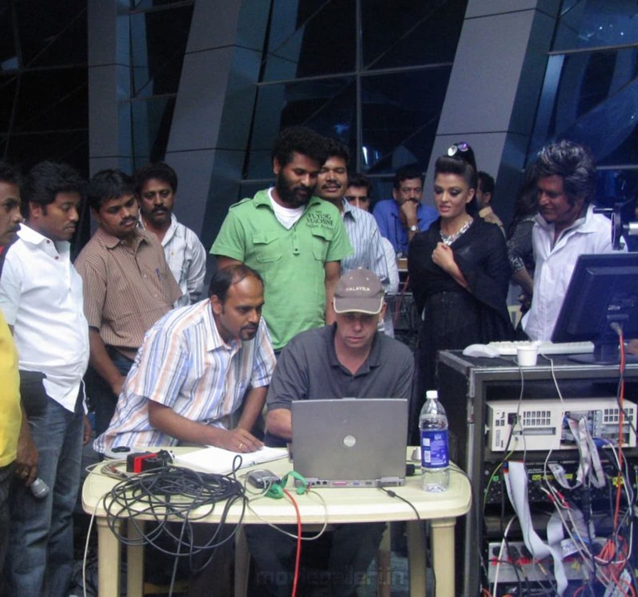 <p>பாடல் காட்சியில் வரும் நடனம் ஆசியராக பிரபுதேவா </p> <p>பாடல் காட்சியில் வரும் நடனம் ஆசியராக பிரபுதேவா </p>