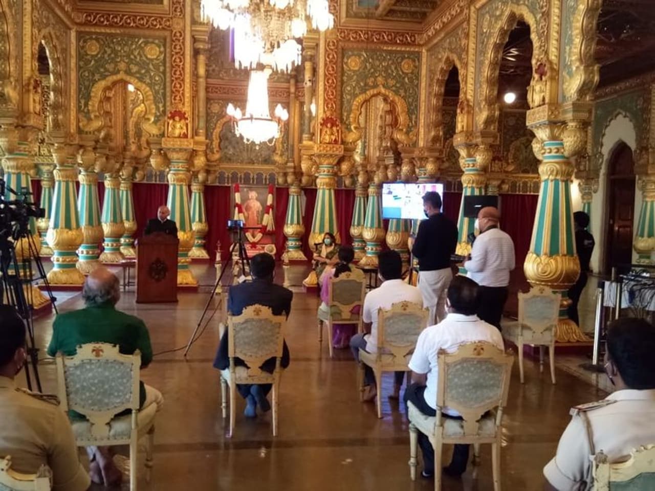 <p>ಮೈಸೂರು ರಾಜ ಸಂಸ್ಥಾನದ ಇಪ್ಪತ್ತೈದನೇ ಮಹಾರಾಜರು, ರಾಜಾಡಳಿತ ಹಾಗೂ ಪ್ರಜಾತಂತ್ರ ಎರಡನ್ನೂ ಅನುಭವಿಸಿದ ಜಯಚಾಮರಾಜೇಂದ್ರ ಒಡೆಯರ್ ಅವರ 101ನೇ ಜನ್ಮದಿನವನ್ನು ಇಂದು ಮೈಸೂರು ಅರಮನೆಯಲ್ಲಿ ಆಚರಿಸಲಾಯಿತು.</p> <p>ಮೈಸೂರು ರಾಜ ಸಂಸ್ಥಾನದ ಇಪ್ಪತ್ತೈದನೇ ಮಹಾರಾಜರು, ರಾಜಾಡಳಿತ ಹಾಗೂ ಪ್ರಜಾತಂತ್ರ ಎರಡನ್ನೂ ಅನುಭವಿಸಿದ ಜಯಚಾಮರಾಜೇಂದ್ರ ಒಡೆಯರ್ ಅವರ 101ನೇ ಜನ್ಮದಿನವನ್ನು ಇಂದು ಮೈಸೂರು ಅರಮನೆಯಲ್ಲಿ ಆಚರಿಸಲಾಯಿತು.</p>