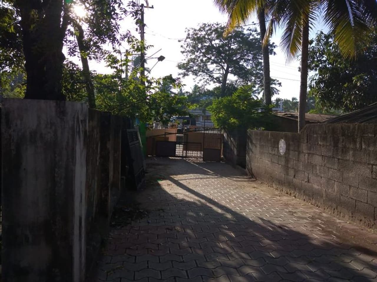 <p>കേരളത്തിലെ കൊവിഡ് വ്യാപനം സംബന്ധിച്ച യുഎസിലെ ജോണ് ഹോപ്കിന്സ് യൂണിവേഴ്സ്റ്റിയുടെ റിപ്പോര്ട്ട് പുറത്തുവന്നത് സമ്പൂര്ണ്ണ ലോക്ക്ഡൗണ് പ്രഖ്യാപിച്ചതിനു തൊട്ടു പിന്നാലെയായിരുന്നു. കേരളത്തില് 80 ലക്ഷം പേര്ക്ക് വരെ കൊവിഡ് ബാധിക്കാം എന്നായിരുന്നു ആ റിപ്പോര്ട്ട്. </p> <p>കേരളത്തിലെ കൊവിഡ് വ്യാപനം സംബന്ധിച്ച യുഎസിലെ ജോണ് ഹോപ്കിന്സ് യൂണിവേഴ്സ്റ്റിയുടെ റിപ്പോര്ട്ട് പുറത്തുവന്നത് സമ്പൂര്ണ്ണ ലോക്ക്ഡൗണ് പ്രഖ്യാപിച്ചതിനു തൊട്ടു പിന്നാലെയായിരുന്നു. കേരളത്തില് 80 ലക്ഷം പേര്ക്ക് വരെ കൊവിഡ് ബാധിക്കാം എന്നായിരുന്നു ആ റിപ്പോര്ട്ട്. </p>