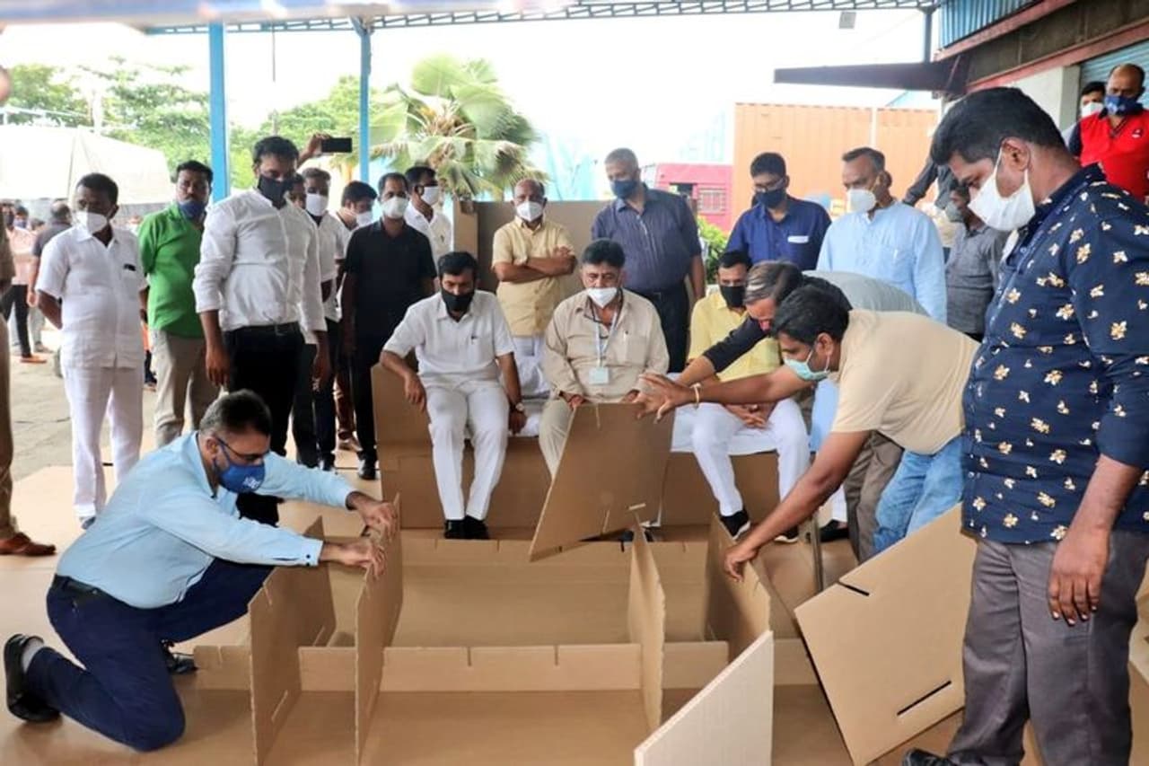 <p>ವ್ಯಾಡ್ಪ್ಯಾಕ್ ಕಂಪನಿ ತಯಾರಿಸಿರುವ 850 ರು. ಬೆಲೆಯ 550 ಹಾಸಿಗೆಗಳನ್ನು ಕೆಪಿಸಿಸಿಯಿಂದ ಖರೀದಿಸಿ, ಕೊರೋನಾ ರೋಗಿಗಳ ಉಪಯೋಗಕ್ಕಾಗಿ ಕಲಬುರಗಿ ನಗರಕ್ಕೆ ಕಳುಹಿಸಿಕೊಡಲಾಗಿದೆ.</p> <p>ವ್ಯಾಡ್ಪ್ಯಾಕ್ ಕಂಪನಿ ತಯಾರಿಸಿರುವ 850 ರು. ಬೆಲೆಯ 550 ಹಾಸಿಗೆಗಳನ್ನು ಕೆಪಿಸಿಸಿಯಿಂದ ಖರೀದಿಸಿ, ಕೊರೋನಾ ರೋಗಿಗಳ ಉಪಯೋಗಕ್ಕಾಗಿ ಕಲಬುರಗಿ ನಗರಕ್ಕೆ ಕಳುಹಿಸಿಕೊಡಲಾಗಿದೆ.</p>