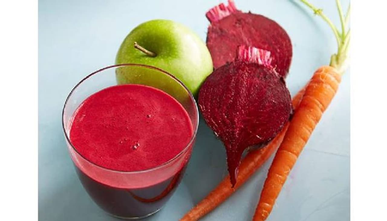 <p>ആപ്പിള്‍, ബീറ്റ്റൂട്ട്, കാരറ്റ് &nbsp;എന്നിവ പ്രതിരോധശേഷി കൂട്ടാന്‍ മികച്ചതാണ്. ഇവ മൂന്നും&nbsp;ചേര്‍ത്തുള്ള ജ്യൂസിന്‍റെ ആരോഗ്യ ഗുണങ്ങളെ കുറിച്ച് അപ്പോള്‍ പറയേണ്ടതില്ലല്ലോ. രോഗപ്രതിരോധശേഷി കൂട്ടാന്‍ ഇവ മൂന്നും ചേര്‍ത്തുള്ള ജ്യൂസ് ദിവസവും ഒരു തവണ കുടിക്കാം. ഇവ രക്തത്തിലെ പഞ്ചസാരയുടെ അളവിനെ നിയന്ത്രിക്കുകയും ചെയ്യും. ഒരു ആപ്പിളില്‍ 26 ഗ്രാമോളം പ്രോട്ടീനുണ്ട്. കൂടാതെ കാത്സ്യം, പൊട്ടാസ്യം,&nbsp;വിറ്റാമിന്‍ എ, സി, ഇ, കെ എന്നിവയും അടങ്ങിയിട്ടുണ്ട്. ഇത് വിളര്‍ച്ച തടയാനും പ്രതിരോധശേഷി കൂട്ടാനും സഹായിക്കും.&nbsp;</p><p>&nbsp;</p><p><strong>ജ്യൂസ് തയ്യാറാക്കുന്ന വിധം</strong></p><p>&nbsp;</p><p>ആപ്പിള്‍, കാരറ്റ്, ബീറ്റ്റൂട്ട് എന്നിവ വൃത്തിയായി കഴുകിയശേഷം തെലി കളഞ്ഞെടുക്കുക. ശേഷം മിക്സിയിലിട്ട് അടിച്ചെടുക്കുക. ഇതിലേക്ക് അര ടീസ്പൂണ്‍ നാരങ്ങാ നീരും ആവശ്യത്തിന് ഉപ്പും ചേര്‍ക്കുക.&nbsp;</p>