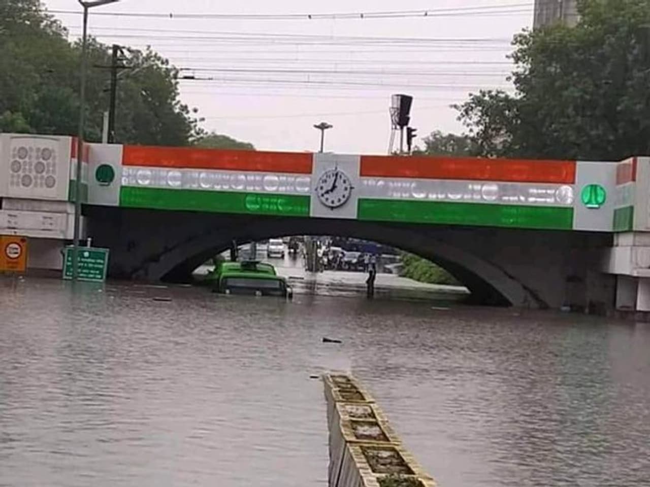 <p>ರಾಷ್ಟ್ರ ರಾಜಧಾನಿಯಲ್ಲಿ ಮಳೆಯಬ್ಬರ ಹೆಚ್ಚಾಗಿದ್ದು, ಇಬ್ಬರು ಮೃತಪಟ್ಟಿದ್ದಾರೆ.</p>