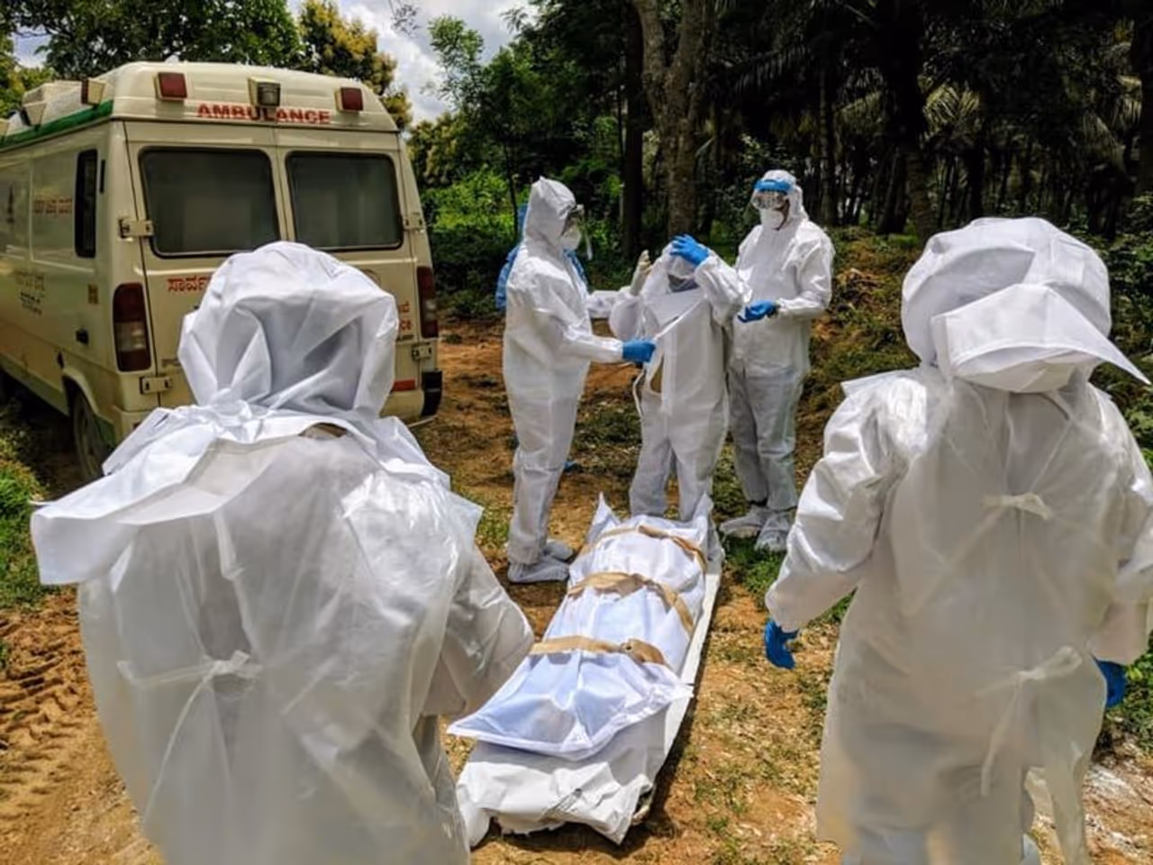 <p>ಇತ್ತೀಚೆಗೆ ಕೊರೋನಾ ಸೋಂಕಿತರನ್ನು ಸಮಾಜ ಕೀಳಾಗಿ ನೋಡುತ್ತಿರುವ ಹಿನ್ನೆಲೆಯಲ್ಲಿ ತಾವೇ ಖುದ್ದಾಗಿ ಆಸ್ಪತ್ರೆಗೆ ಭೇಟಿ ನೀಡಿ ಸೋಂಕಿತರ ಜತೆ ಮಾತನಾಡಿ ಸಮಾಜಕ್ಕೆ ಸಕಾರಾತ್ಮಕ ಸಂದೇಶ ರವಾನಿಸಿದ್ದ ಸುರೇಶ್ ಅವರು, ಈಗ ಸೋಂಕಿನಿಂದ ಮೃತಪಟ್ಟವರಿಗೆ ಗೌರವಯುತ ಅಂತ್ಯ ಸಂಸ್ಕಾರ ಆಗುವಂತೆ ನೋಡಿಕೊಂಡಿದ್ದಾರೆ.</p>