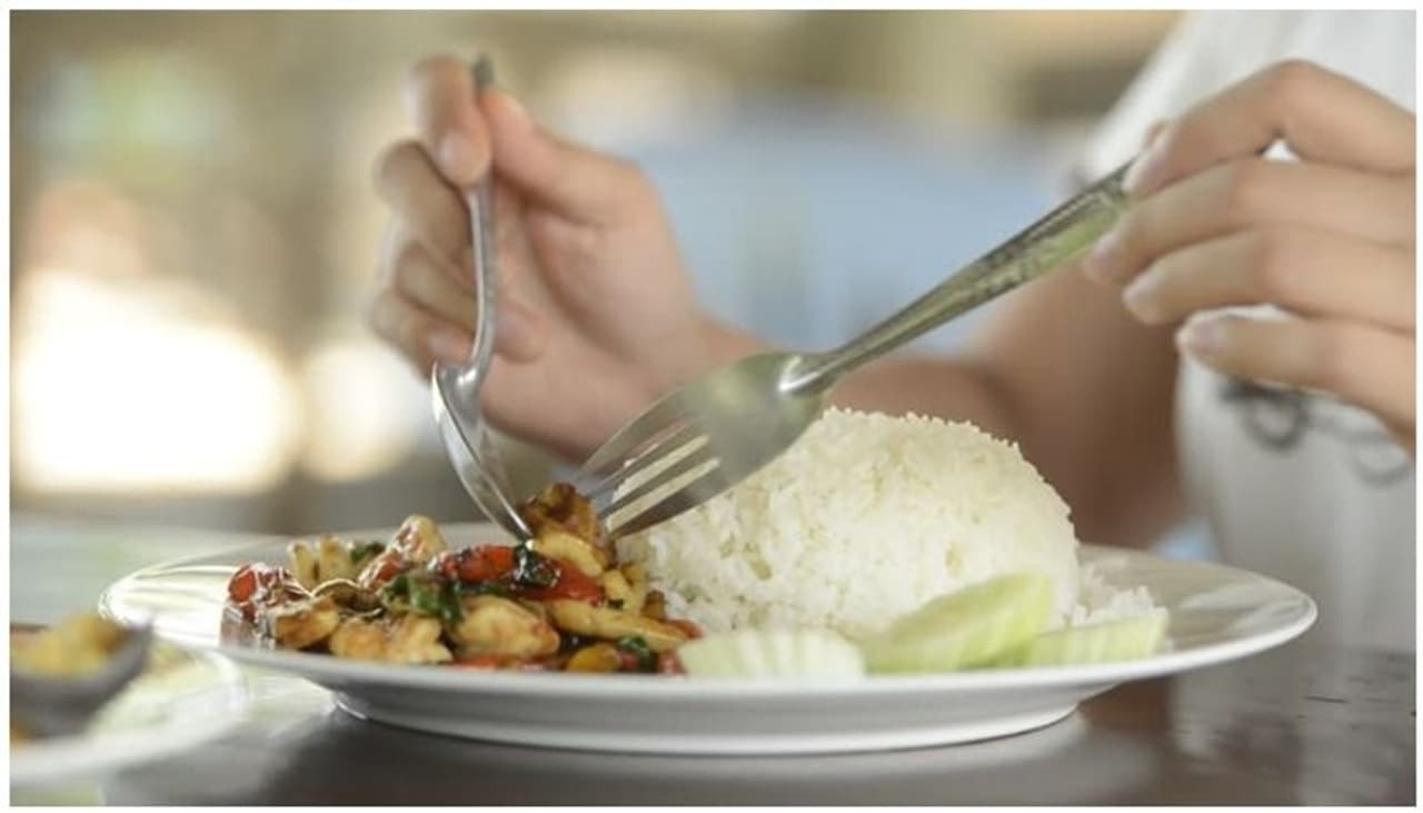 <p style="text align: justify;"><strong>ಭಾರಿ ಊಟ: </strong>ಆಹಾರವನ್ನು ಬೇಗನೆ ತಿನ್ನುವುದರಿಂದ ದೇಹವು ಉತ್ತಮವಾಗಿ ಜೀರ್ಣಿಸಿಕೊಳ್ಳುತ್ತದೆ, ತೂಕ ನಷ್ಟವಾಗುತ್ತದೆ, ರಕ್ತದಲ್ಲಿನ ಸಕ್ಕರೆಯ ಪ್ರಮಾಣವನ್ನು ಕಡಿಮೆ ಮಾಡುತ್ತದೆ ಮತ್ತು ರೋಗಗಳ ಅಪಾಯವನ್ನು ಕಡಿಮೆ ಮಾಡುತ್ತದೆ.</p> <p style="text align: justify;"><strong>ಭಾರಿ ಊಟ: </strong>ಆಹಾರವನ್ನು ಬೇಗನೆ ತಿನ್ನುವುದರಿಂದ ದೇಹವು ಉತ್ತಮವಾಗಿ ಜೀರ್ಣಿಸಿಕೊಳ್ಳುತ್ತದೆ, ತೂಕ ನಷ್ಟವಾಗುತ್ತದೆ, ರಕ್ತದಲ್ಲಿನ ಸಕ್ಕರೆಯ ಪ್ರಮಾಣವನ್ನು ಕಡಿಮೆ ಮಾಡುತ್ತದೆ ಮತ್ತು ರೋಗಗಳ ಅಪಾಯವನ್ನು ಕಡಿಮೆ ಮಾಡುತ್ತದೆ.</p>