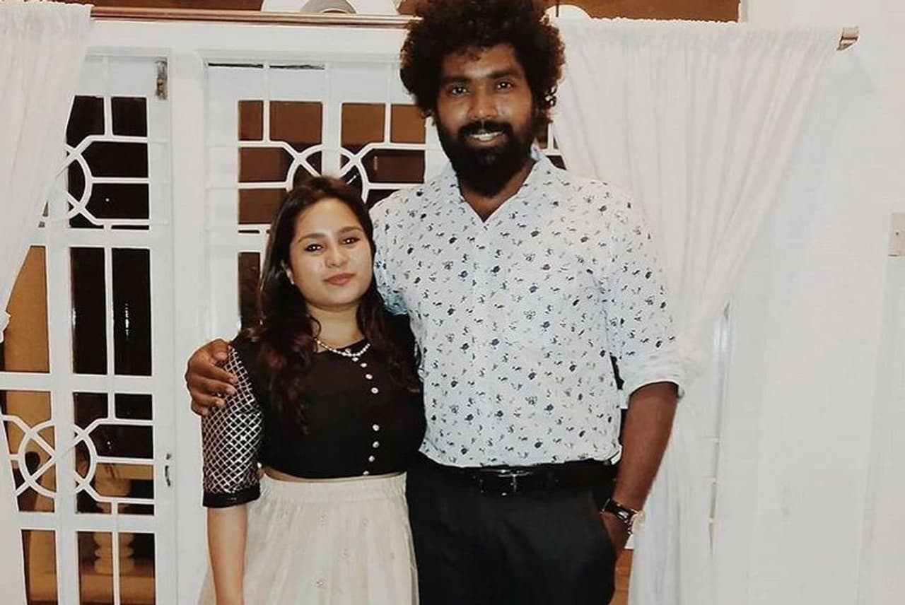 <p>விஜய்சேதுபதி நடிப்பில் வெளியான “இதற்கு தானே ஆசைப்பட்டாய் பாலகுமாரா” படத்தில் ரொம்ப சுமார் மூஞ்சி குமார் என்ற கேரக்டரில் நடித்து பிரபலமானவர் காமெடி நடிகர் டேனி. </p> <p>விஜய்சேதுபதி நடிப்பில் வெளியான “இதற்கு தானே ஆசைப்பட்டாய் பாலகுமாரா” படத்தில் ரொம்ப சுமார் மூஞ்சி குமார் என்ற கேரக்டரில் நடித்து பிரபலமானவர் காமெடி நடிகர் டேனி. </p>