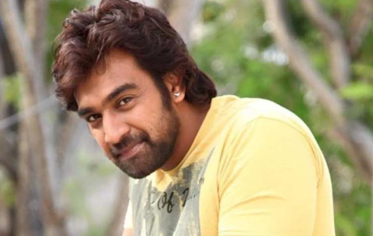 <p style="text align: justify;">பிரபல கன்னட நடிகரும், ஆக்ஷன் சிங் அர்ஜுனின் சகோதரி மகனுமான சிரஞ்சீவி சார்ஜா மாரடைப்பால் கடந்த 7ம் தேதி மாரடைப்பால் மரணமடைந்தார்.</p> <p style="text align: justify;">பிரபல கன்னட நடிகரும், ஆக்ஷன் சிங் அர்ஜுனின் சகோதரி மகனுமான சிரஞ்சீவி சார்ஜா மாரடைப்பால் கடந்த 7ம் தேதி மாரடைப்பால் மரணமடைந்தார்.</p>