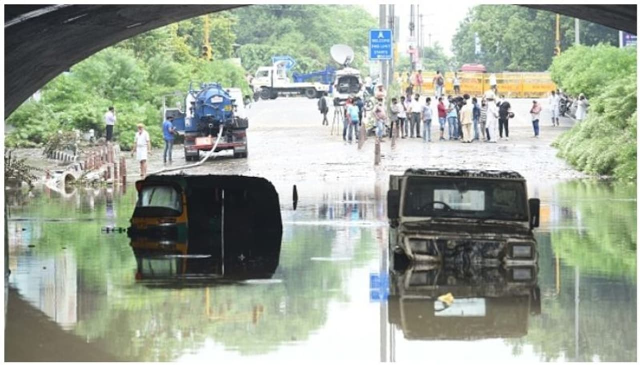 <p>62വര്‍ഷമായിട്ടും വെള്ളക്കെട്ടിന്‍റെ കാര്യത്തില്‍ മാറ്റമില്ലാതെ ദില്ലിയിലെ മിന്‍റോ ബ്രിഡ്ജ്.&nbsp;</p>