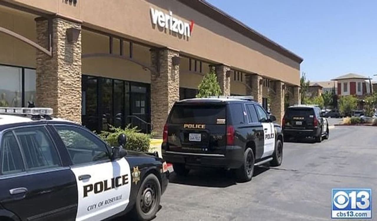 <p>ಕ್ಯಾಲಿಫೋರ್ನಿಯಾದ ವೆರಿಜಾನ್ ಸ್ಟೋರ್ನಲ್ಲಿ ಮಹಿಳೆಯೊಬ್ಬಳು ಮಾಸ್ಕ್ ಧರಿಸಿಲ್ಲವೆಂದು ಆಕೆಗೆ ಶಾಪ್ಗೆ ಪ್ರವೇಶ ನಿರಾಕರಿಸಲಾಗಿದೆ. ಇದಾಧ ಬಳಿಕ ಮಹಿಳೆ ಅಲ್ಲಿ ಅವಾಂತರವನ್ನೇ ಸೃಷ್ಟಿಸಿದ್ದಾಳೆ.</p> <p>ಕ್ಯಾಲಿಫೋರ್ನಿಯಾದ ವೆರಿಜಾನ್ ಸ್ಟೋರ್ನಲ್ಲಿ ಮಹಿಳೆಯೊಬ್ಬಳು ಮಾಸ್ಕ್ ಧರಿಸಿಲ್ಲವೆಂದು ಆಕೆಗೆ ಶಾಪ್ಗೆ ಪ್ರವೇಶ ನಿರಾಕರಿಸಲಾಗಿದೆ. ಇದಾಧ ಬಳಿಕ ಮಹಿಳೆ ಅಲ್ಲಿ ಅವಾಂತರವನ್ನೇ ಸೃಷ್ಟಿಸಿದ್ದಾಳೆ.</p>