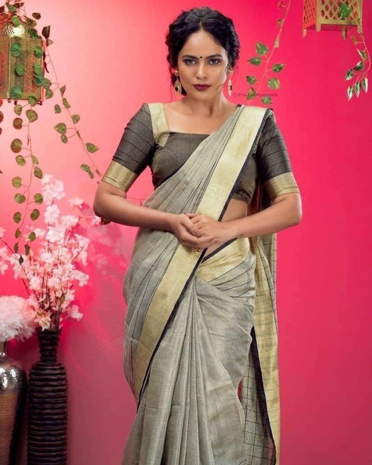 <p>குடும்ப குத்து விளக்கு போல் போஸ் கொடுக்கும் நந்திதா&nbsp;</p>