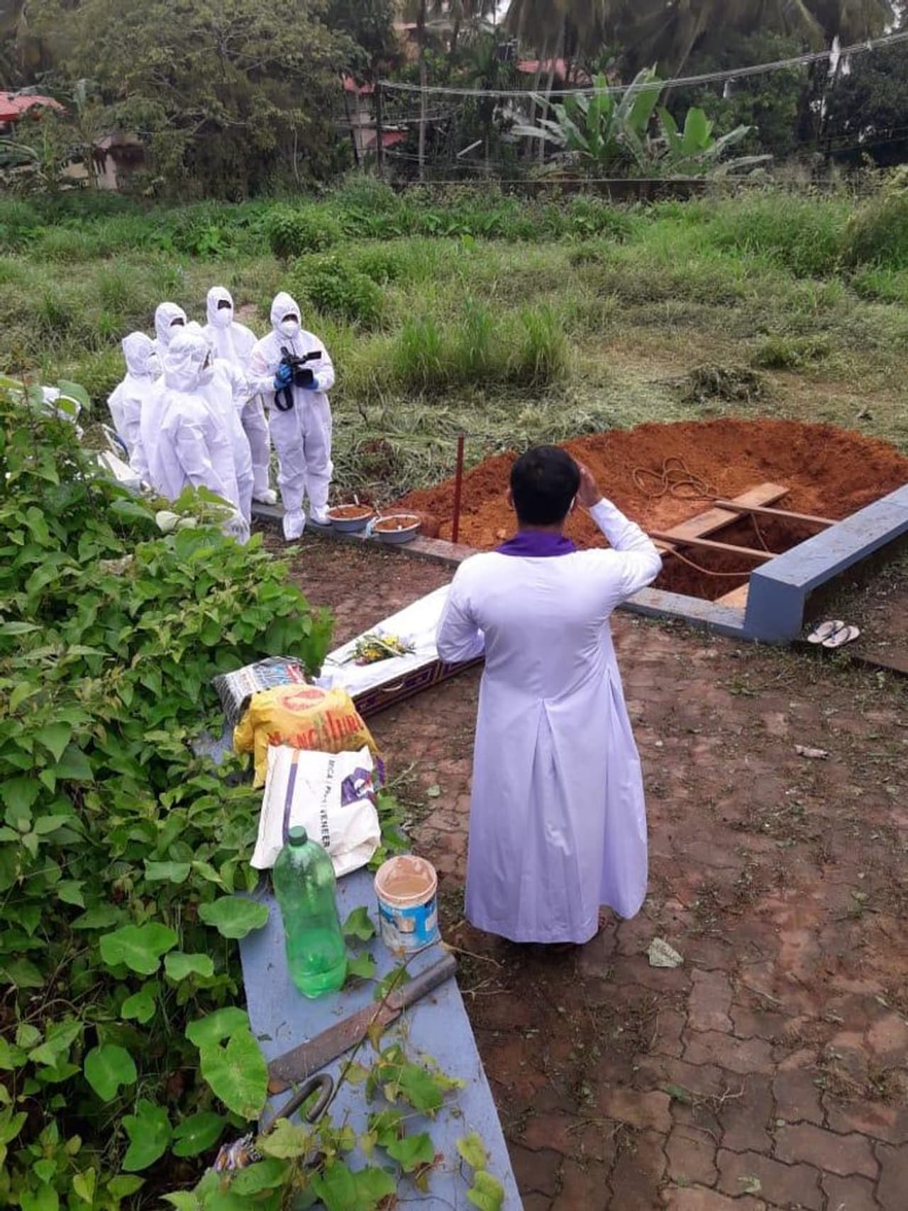 <p>ಕೋವಿಡ್‌ ಸೋಂಕಿತರ ಶವಗಳನ್ನು ಬೇಕಾಬಿಟ್ಟಿಗುಂಡಿಗೆಸೆವುದನ್ನು ತಪ್ಪಿಸುವ ಸಲುವಾಗಿ ಮುಸ್ಲಿಮರ ಮೃತದೇಹಗಳಿಗೆ ಪಿಎಫ್‌ಐ, ಹಿಂದೂಗಳ ಮೃತದೇಹಗಳಿಗೆ ಬಜರಂಗದಳದ ಸದಸ್ಯರು ಗೌರವದ ಅಂತ್ಯಸಂಸ್ಕಾರ ನೆರವೇರಿಸಿರುವ ಬೆನ್ನಲ್ಲೇ, ಇದೀಗ ಕ್ರೈಸ್ತ ಸಮುದಾಯದ ಮೃತದೇಹಗಳಿಗೂ ಧರ್ಮದ ನಿಯಮಗಳಿಗನುಸಾರವಾಗಿ ಅಂತಿಮ ವಿಧಾನಗಳನ್ನು ಪೂರೈಸಿರುವ 2 ಪ್ರತ್ಯೇಕ ಘಟನೆಗಳು ಮಂಗಳೂರಿನಿಂದ ವರದಿಯಾಗಿದೆ.</p>