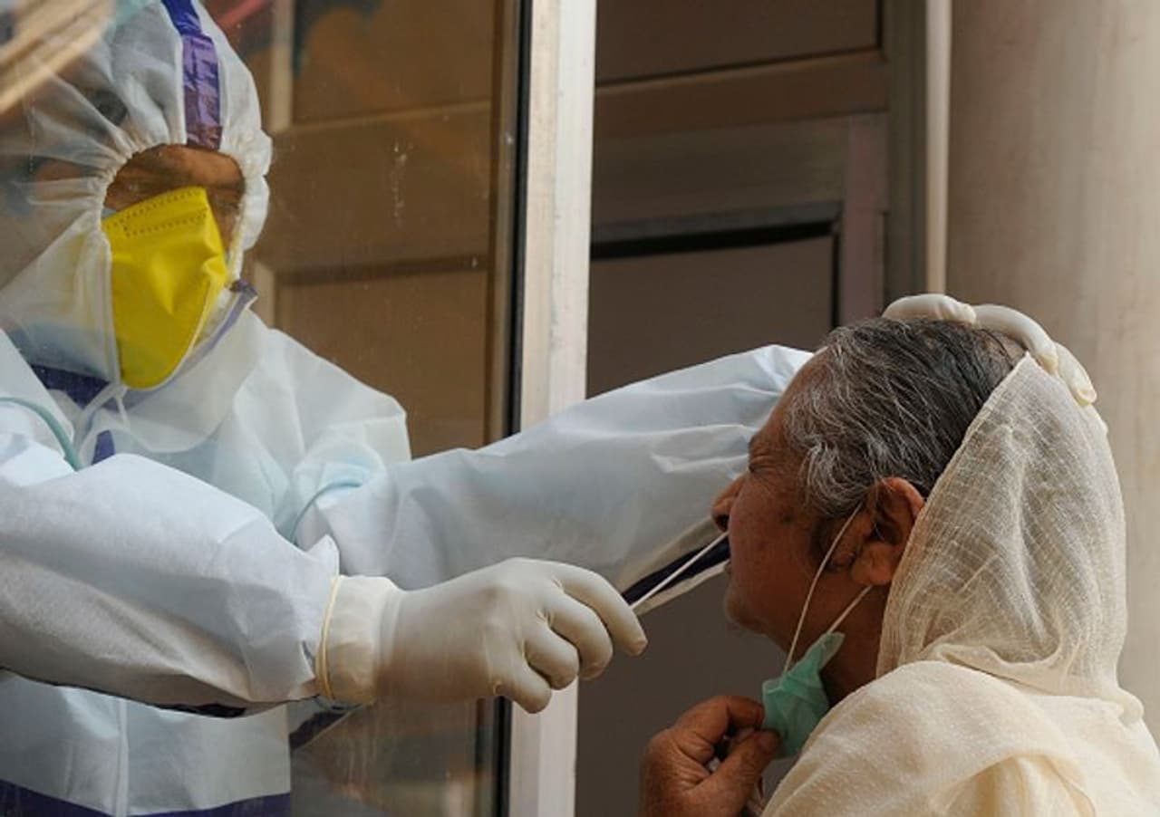 <p>கொரோனா தொற்று நாளுக்கு நாள், இந்தியாவில் தீவிரமடைந்து கொண்டே செல்வதால், மக்கள் முதல் பிரபலங்கள் வரை, இந்த தொற்றுக்கு சீக்கிரம் விடிவு காலம் பிறக்காத என கடவுளிடம் பிராத்தனை செய்து வருகிறார்கள்.</p>