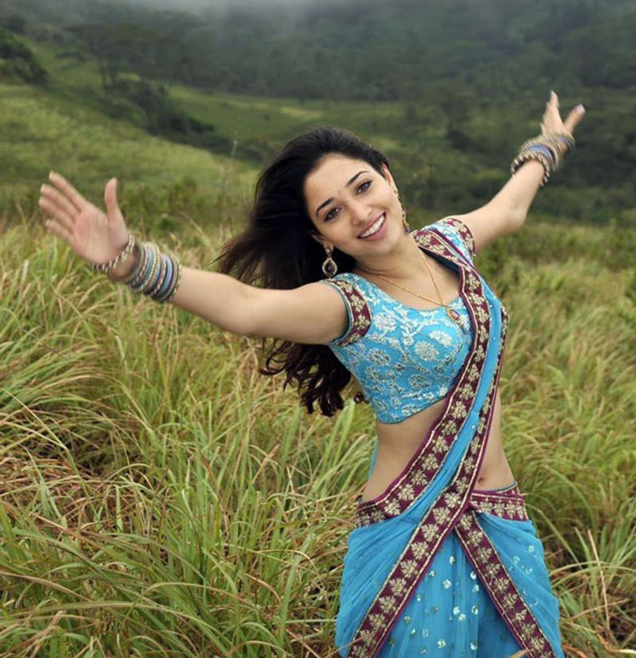 <p>தெலுங்கு, இந்தி சினிமாவில் ஒரு ரவுண்ட் வந்த தமன்னா. தமிழில் அஜித், விஜய் உட்பட முன்னணி ஹீரோக்கள் அனைவருடனும் ஜோடி போட்டுவிட்டார்.</p> <p>தெலுங்கு, இந்தி சினிமாவில் ஒரு ரவுண்ட் வந்த தமன்னா. தமிழில் அஜித், விஜய் உட்பட முன்னணி ஹீரோக்கள் அனைவருடனும் ஜோடி போட்டுவிட்டார்.</p>