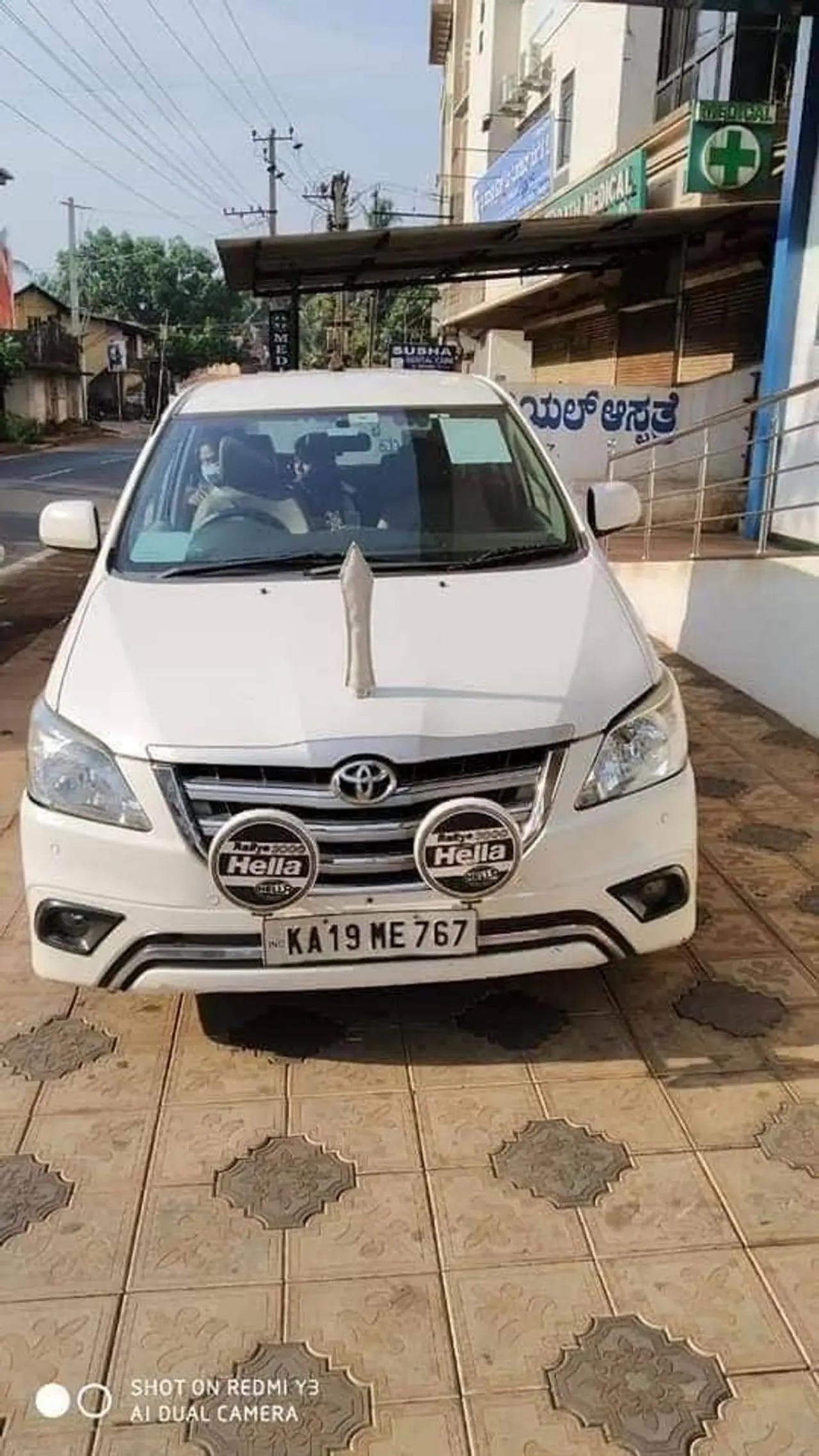 <p>ಕಾಂಗ್ರೆಸ್ ನಾಯಕ, ಮಾಜಿ ಸಚಿವ ಅಭಯಚಂದ್ರ ಜೈನ್ ಅವರು ತಮ್ಮ ಎರಡು ಕಾರುಗಳನ್ನು ಮೂಡುಬಿದಿರೆಯ ಸರ್ಕಾರಿ ಆಸ್ಪತ್ರೆಗೆ ಹಸ್ತಾಂತರಿಸಿದ್ದಾರೆ.!</p> <p>ಕಾಂಗ್ರೆಸ್ ನಾಯಕ, ಮಾಜಿ ಸಚಿವ ಅಭಯಚಂದ್ರ ಜೈನ್ ಅವರು ತಮ್ಮ ಎರಡು ಕಾರುಗಳನ್ನು ಮೂಡುಬಿದಿರೆಯ ಸರ್ಕಾರಿ ಆಸ್ಪತ್ರೆಗೆ ಹಸ್ತಾಂತರಿಸಿದ್ದಾರೆ.!</p>