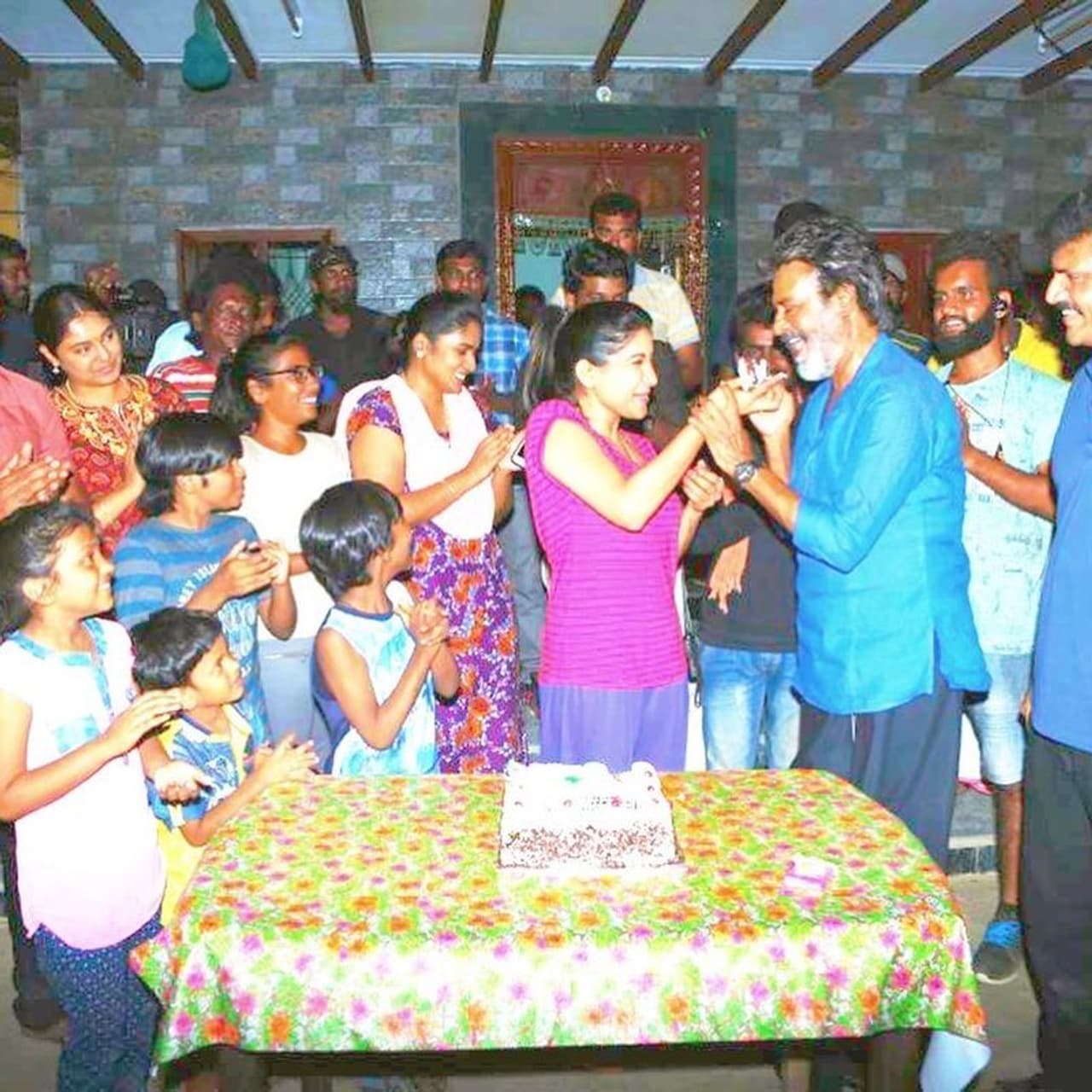 <p>காலா பட ஷூட்டிங் ஸ்பாட்டில் சாக்ஷி அகர்வால் சூப்பர் ஸ்டாருக்கு கேக் ஊட்டும் தருணம் </p> <p>காலா பட ஷூட்டிங் ஸ்பாட்டில் சாக்ஷி அகர்வால் சூப்பர் ஸ்டாருக்கு கேக் ஊட்டும் தருணம் </p>