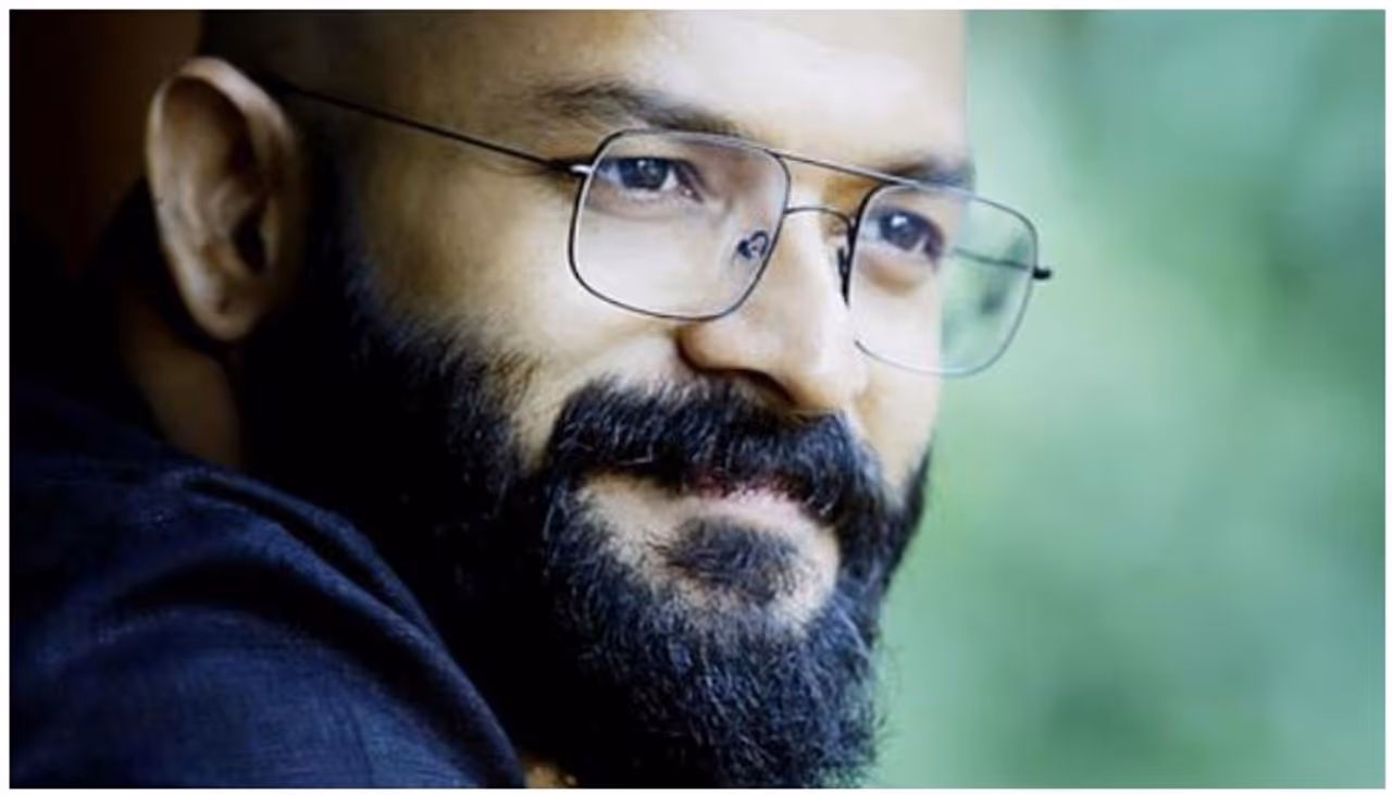 <p>സംഭവം നടക്കുന്നത് 2010 ഇൽ എന്തോ ആണ്, 'ഗുലുമാൽ' എന്ന കുഞ്ചാക്കോ ജയസൂര്യ പടം റിലീസ് കഴിഞ്ഞ സമയം. ഞാൻ ഫേസ്ബുക്കിൽ ജോയിൻ ചെയ്ത ടൈം, ജയസൂര്യയയും ആ സമയത്താണ് ഫെയ്സ്ബുക്കിൽ ജോയിൻ ചെയ്യുന്നത് എന്നാണ് ഓർമ. കണ്ടപാടെ റിക്വസ്റ്റ് കൊടുത്ത്, അപ്പൊതന്നെ പുള്ളി എന്നെ ഫ്രണ്ട് ആയി ആഡ് ചെയ്തുവെന്ന് ജെറി എഴുതുന്നു.</p><p> </p> <p>സംഭവം നടക്കുന്നത് 2010 ഇൽ എന്തോ ആണ്, 'ഗുലുമാൽ' എന്ന കുഞ്ചാക്കോ ജയസൂര്യ പടം റിലീസ് കഴിഞ്ഞ സമയം. ഞാൻ ഫേസ്ബുക്കിൽ ജോയിൻ ചെയ്ത ടൈം, ജയസൂര്യയയും ആ സമയത്താണ് ഫെയ്സ്ബുക്കിൽ ജോയിൻ ചെയ്യുന്നത് എന്നാണ് ഓർമ. കണ്ടപാടെ റിക്വസ്റ്റ് കൊടുത്ത്, അപ്പൊതന്നെ പുള്ളി എന്നെ ഫ്രണ്ട് ആയി ആഡ് ചെയ്തുവെന്ന് ജെറി എഴുതുന്നു.</p><p> </p>