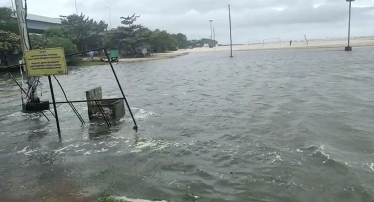 <p>ഏതാണ്ട് 600 കിലോമീറ്ററിലേറെയുള്ള കേരളത്തിന്റെ തീരദേശം എല്ലാ മണ്സൂണ് കാലത്തും കടലേറ്റം മൂലം ദുരിതമനുഭവിക്കുന്ന പ്രദേശങ്ങളാണ്. എല്ലാ പ്രശ്നകാലത്തും തീരദേശ ഭിത്തി പണിയുമെന്ന വാഗ്ദാനം ഭരണത്തിലിരിക്കുന്നവര് നല്കാറുണ്ടെങ്കിലും ഇതുവരെ ഈ പ്രശ്നത്തിന് ഒരു അറുതിവരുത്താന് കഴിഞ്ഞിട്ടില്ല. </p> <p>ഏതാണ്ട് 600 കിലോമീറ്ററിലേറെയുള്ള കേരളത്തിന്റെ തീരദേശം എല്ലാ മണ്സൂണ് കാലത്തും കടലേറ്റം മൂലം ദുരിതമനുഭവിക്കുന്ന പ്രദേശങ്ങളാണ്. എല്ലാ പ്രശ്നകാലത്തും തീരദേശ ഭിത്തി പണിയുമെന്ന വാഗ്ദാനം ഭരണത്തിലിരിക്കുന്നവര് നല്കാറുണ്ടെങ്കിലും ഇതുവരെ ഈ പ്രശ്നത്തിന് ഒരു അറുതിവരുത്താന് കഴിഞ്ഞിട്ടില്ല. </p>