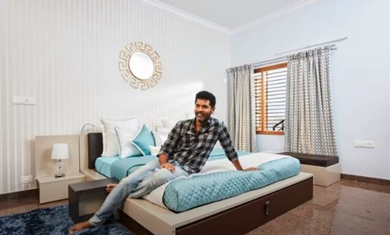 <p>அட அவருடைய அறையில் எவ்வளவு சவுகரியமான அமர்த்திருக்கார் </p> <p>அட அவருடைய அறையில் எவ்வளவு சவுகரியமான அமர்த்திருக்கார் </p>