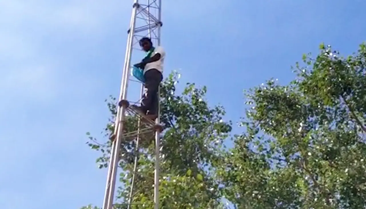 <p>A farmer climbed a mobile tower in Mandya district on Tuesday and threatened to commit suicide demanding waiver of his loans.<br /> </p> <p>A farmer climbed a mobile tower in Mandya district on Tuesday and threatened to commit suicide demanding waiver of his loans.<br /> </p>