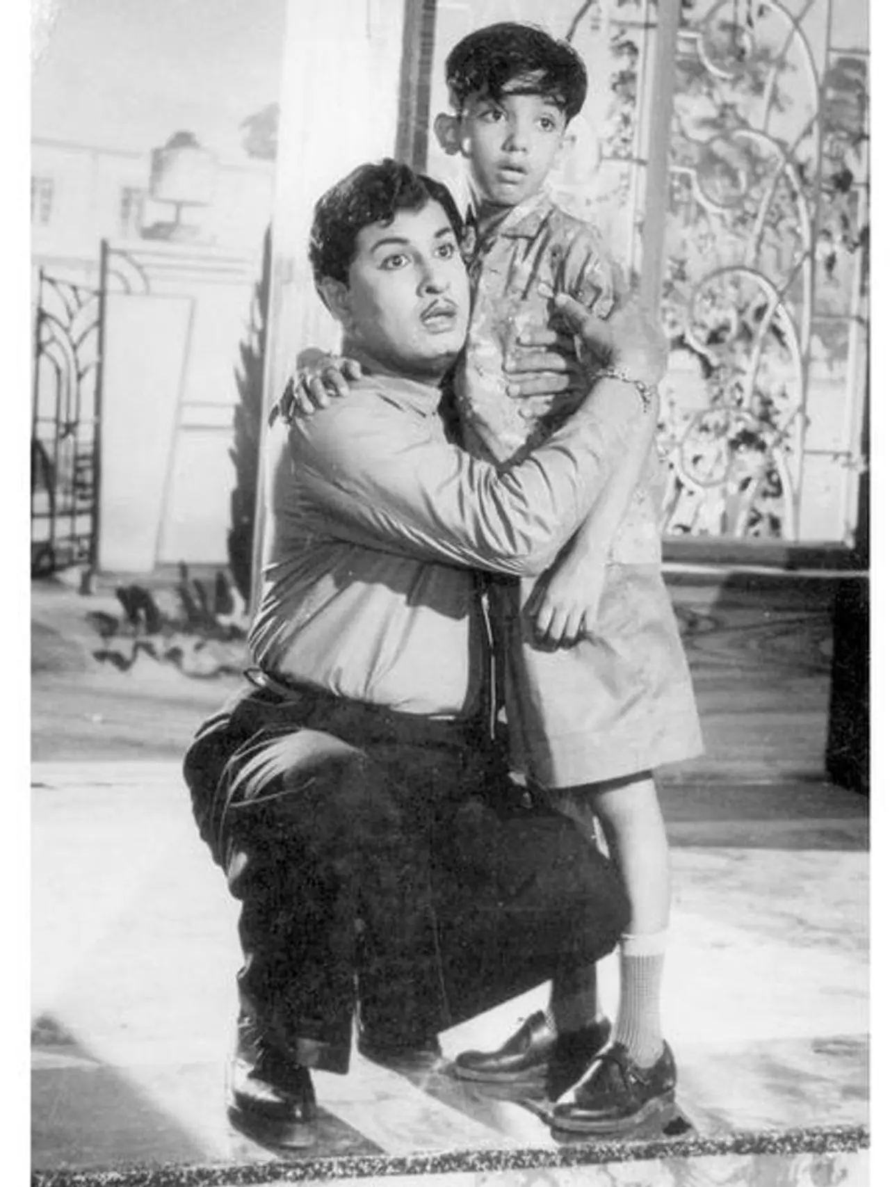 <p>1963இல் ஆனந்த ஜோதி படத்தில் எம் ஜி ஆர் அனந்தன் கதாபாத்திரத்தில் நடித்தார் தேவிகா ஜோதி என்கிற கதாபாத்திரள் நடித்துள்ளார் கமல்ஹாசன் பாபு என்கிற கதாபாத்திரத்தில் நடித்துள்ளார் </p> <p>1963இல் ஆனந்த ஜோதி படத்தில் எம் ஜி ஆர் அனந்தன் கதாபாத்திரத்தில் நடித்தார் தேவிகா ஜோதி என்கிற கதாபாத்திரள் நடித்துள்ளார் கமல்ஹாசன் பாபு என்கிற கதாபாத்திரத்தில் நடித்துள்ளார் </p>