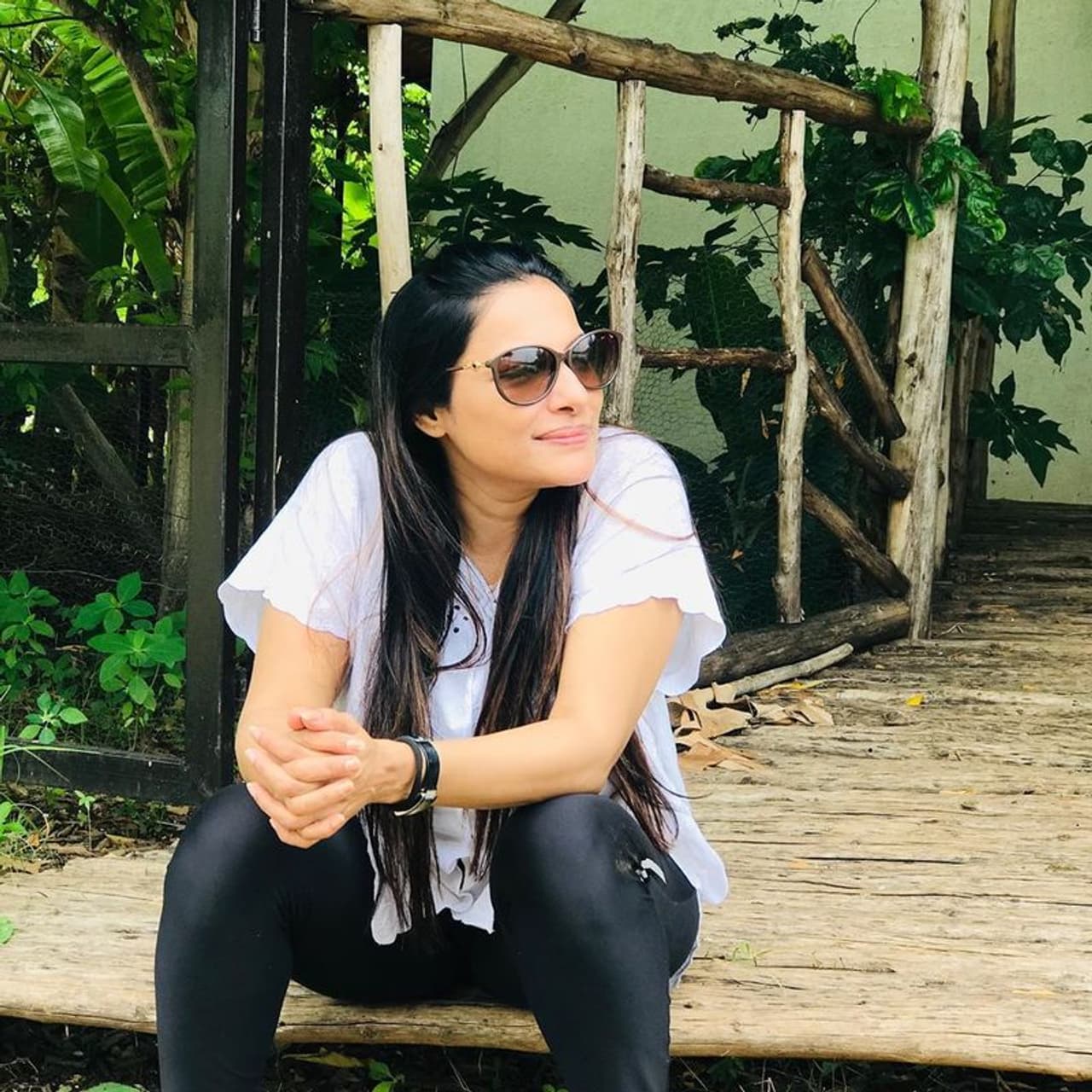 <p>கண்ணாடி போட்டு அமர்ந்து இருக்கும் ரித்திகா </p> <p>கண்ணாடி போட்டு அமர்ந்து இருக்கும் ரித்திகா </p>