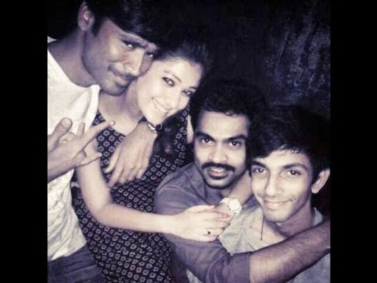 <p>நடிகர் சிம்பு நயன்தாரா காதல் சமாச்சாரம் ஊர் அறிந்த கதை. வல்லவன் படத்தில் நடித்த போது இருவருக்குமிடையே பற்றிய காதல் கொளுந்துவிட்டு எரிந்தது. அந்த ரொமான்ஸ் தீ படத்தில் கூட லிப் லாக் வரை ஒர்க் அவுட் ஆனது.</p> <p>நடிகர் சிம்பு நயன்தாரா காதல் சமாச்சாரம் ஊர் அறிந்த கதை. வல்லவன் படத்தில் நடித்த போது இருவருக்குமிடையே பற்றிய காதல் கொளுந்துவிட்டு எரிந்தது. அந்த ரொமான்ஸ் தீ படத்தில் கூட லிப் லாக் வரை ஒர்க் அவுட் ஆனது.</p>