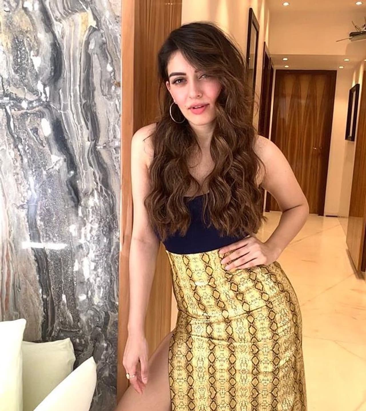 <p>தென்னிந்திய திரையுலகின் முன்னணி நடிகைகளில் ஒருவரான ஹன்சிகா மோத்வானி. அவரது கொழு, கொழு அழகை பார்த்து அவரை குட்டி குஷ்பூ என ரசிகர்கள் செல்லமாக அழைத்தனர். ஆனால் இப்போது, உடல் எடையை சகட்டு மேனிக்கு குறைத்து ஸ்லிம் லுக்கிற்கு மாறியுள்ள ஹன்சிகா மோத்வானி, புசு புசு உடையில் கொடுத்த லேட்டஸ்ட் போட்டோ வைரலாகி வருகிறது.</p> <p>தென்னிந்திய திரையுலகின் முன்னணி நடிகைகளில் ஒருவரான ஹன்சிகா மோத்வானி. அவரது கொழு, கொழு அழகை பார்த்து அவரை குட்டி குஷ்பூ என ரசிகர்கள் செல்லமாக அழைத்தனர். ஆனால் இப்போது, உடல் எடையை சகட்டு மேனிக்கு குறைத்து ஸ்லிம் லுக்கிற்கு மாறியுள்ள ஹன்சிகா மோத்வானி, புசு புசு உடையில் கொடுத்த லேட்டஸ்ட் போட்டோ வைரலாகி வருகிறது.</p>