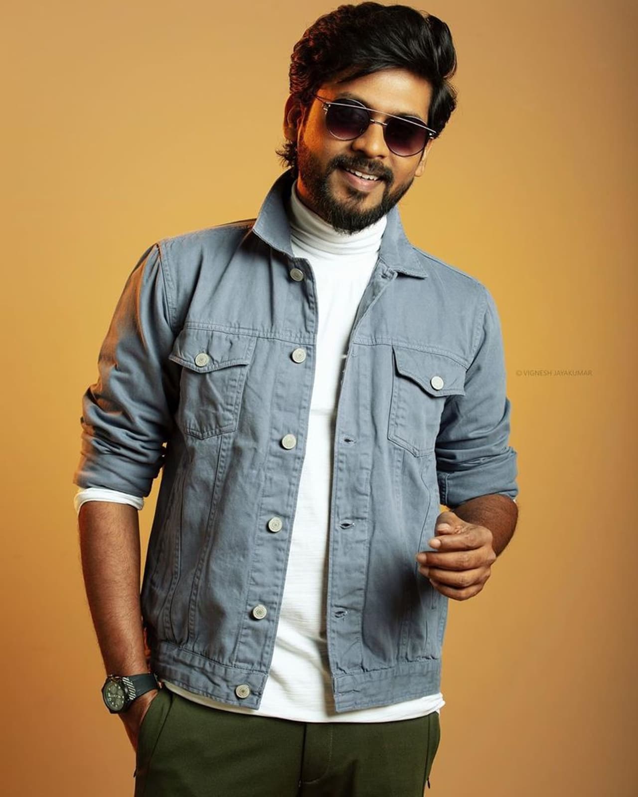 <p>சன் மியூஸிக், விஜய் டிவி என சில தொலைக்காட்சி சேனல்களில் விஜேவாக இருந்தவர் ரியோ ராஜ். மேலும் விஜய் டிவியில் ஒளிப்பரப்பப்பட்ட "சரவணன் மீனாட்சி" சீரியலில் நடித்திருந்தார். பின்னர், "பிளாக் ஷீப்" டீம் தயாரித்த "நெஞ்சமுண்டு நேர்மையுண்டு" படத்தின் மூலம் ஹீரோவாக அறிமுகமானார் ரியோ ராஜ்.&nbsp;</p>