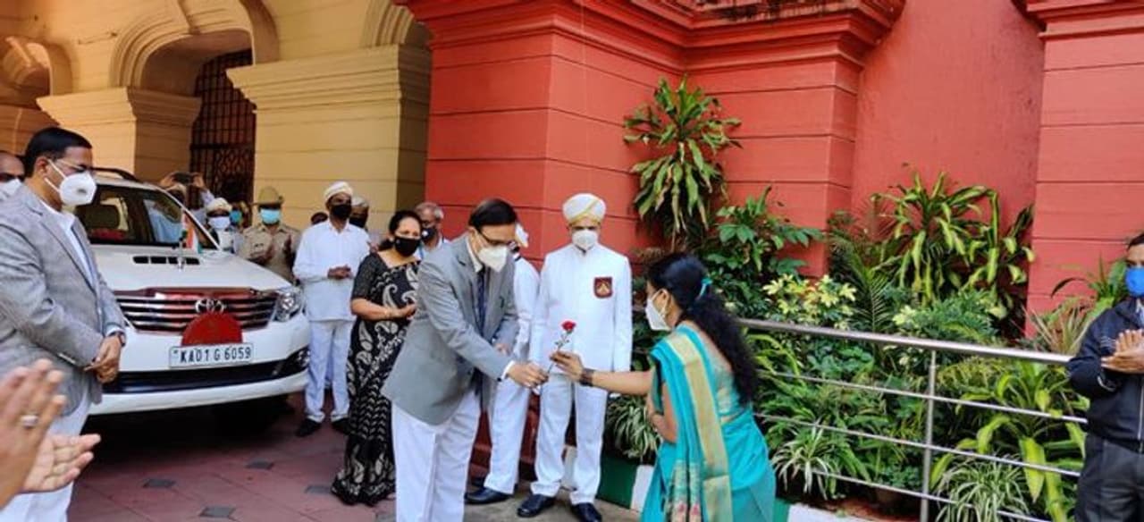 <p>ಕೊರೋನಾ ಸೋಂಕಿನಿಂದ ಗುಣಮುಖರಾಗಿ ಕರ್ತವ್ಯಕ್ಕೆ ಮರಳಿದ ಹೈಕೋರ್ಟ್ ಸಿಬ್ಬಂದಿಯೊಬ್ಬರಿಗೆ ಮುಖ್ಯ ನ್ಯಾಯಮೂರ್ತಿ ಎ.ಎಸ್.ಓಕ ಅವರು ಕೈ ಮುಗಿದು ಗೌರವಿಸಿ, ಹೂ ನೀಡುವ ಮೂಲಕ ಸ್ವಾಗತಿಸಿದ ಅಪರೂಪದ ಪ್ರಸಂಗ ಮಂಗಳವಾರ ನಡೆಯಿತು.</p> <p>ಕೊರೋನಾ ಸೋಂಕಿನಿಂದ ಗುಣಮುಖರಾಗಿ ಕರ್ತವ್ಯಕ್ಕೆ ಮರಳಿದ ಹೈಕೋರ್ಟ್ ಸಿಬ್ಬಂದಿಯೊಬ್ಬರಿಗೆ ಮುಖ್ಯ ನ್ಯಾಯಮೂರ್ತಿ ಎ.ಎಸ್.ಓಕ ಅವರು ಕೈ ಮುಗಿದು ಗೌರವಿಸಿ, ಹೂ ನೀಡುವ ಮೂಲಕ ಸ್ವಾಗತಿಸಿದ ಅಪರೂಪದ ಪ್ರಸಂಗ ಮಂಗಳವಾರ ನಡೆಯಿತು.</p>