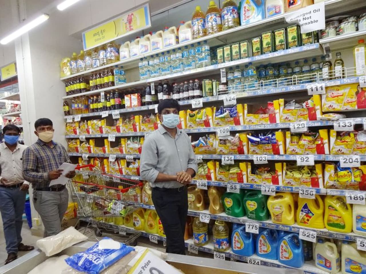 <p>ಉಡುಪಿ ಜಿಲ್ಲೆಯಲ್ಲಿ ಕೊರೋನಾ ತಡೆಗಟ್ಟಲು ಮಾಸ್ಕ್ ಮತ್ತು ಸಾಮಾಜಿಕ ಅಂತರ ಪಾಲನೆ ಕಡ್ಡಾಯವಾಗಿದ್ದು, ಜಿಲ್ಲಾಧಿಕಾರಿ ಜಿ. ಜಗದೀಶ್ ಮಂಗಳವಾರ ಸಂಜೆ ನಗರದಲ್ಲಿ ದಿಢೀರ್ ದಾಳಿ ನಡೆಸಿ, ನಿಮಯಗಳ ಪಾಲನೆ ಮಾಡದವರಿಗೆ ದಂಡ ವಿಧಿಸುವ ಮೂಲಕ ಮೂಲಕ ಸಾರ್ವಜನಿಕರಿಗೆ ಎಚ್ಚರಿಕೆ ರವಾನಿಸಿದ್ದಾರೆ.</p> <p>ಉಡುಪಿ ಜಿಲ್ಲೆಯಲ್ಲಿ ಕೊರೋನಾ ತಡೆಗಟ್ಟಲು ಮಾಸ್ಕ್ ಮತ್ತು ಸಾಮಾಜಿಕ ಅಂತರ ಪಾಲನೆ ಕಡ್ಡಾಯವಾಗಿದ್ದು, ಜಿಲ್ಲಾಧಿಕಾರಿ ಜಿ. ಜಗದೀಶ್ ಮಂಗಳವಾರ ಸಂಜೆ ನಗರದಲ್ಲಿ ದಿಢೀರ್ ದಾಳಿ ನಡೆಸಿ, ನಿಮಯಗಳ ಪಾಲನೆ ಮಾಡದವರಿಗೆ ದಂಡ ವಿಧಿಸುವ ಮೂಲಕ ಮೂಲಕ ಸಾರ್ವಜನಿಕರಿಗೆ ಎಚ್ಚರಿಕೆ ರವಾನಿಸಿದ್ದಾರೆ.</p>