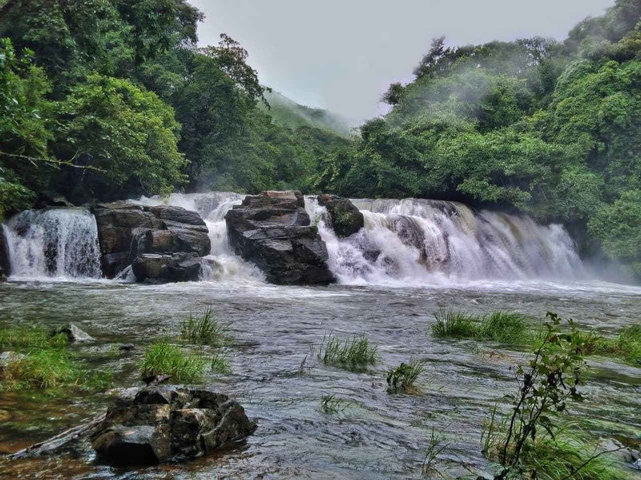 <p>ಜಿಲ್ಲೆಯಲ್ಲಿ ಕಳೆದ ವಾರ ಸುರಿದ ಮಳೆಯ ವೇಳೆ ಮುಕ್ಕೋಡ್ಲುವಿನ ಕೋಟೆ ಅಬ್ಬಿ ಜಲಪಾತ ಮೈದುಂಬಿ ಹರಿಯುತ್ತಿರುವುದು.</p> <p>ಜಿಲ್ಲೆಯಲ್ಲಿ ಕಳೆದ ವಾರ ಸುರಿದ ಮಳೆಯ ವೇಳೆ ಮುಕ್ಕೋಡ್ಲುವಿನ ಕೋಟೆ ಅಬ್ಬಿ ಜಲಪಾತ ಮೈದುಂಬಿ ಹರಿಯುತ್ತಿರುವುದು.</p>