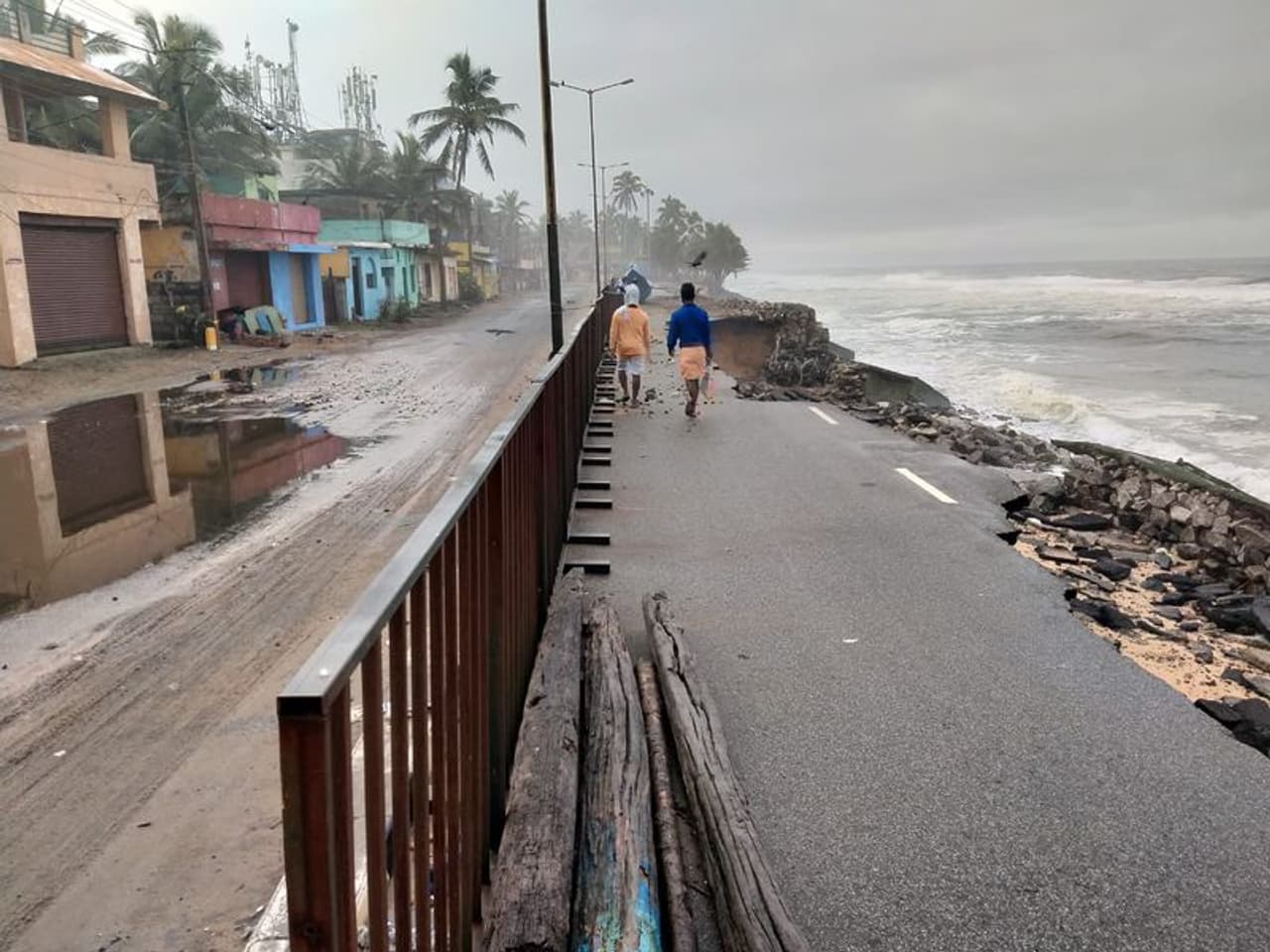 <p>കൊവിഡ് പ്രതിരോധപ്രവര്ത്തനങ്ങള് നടക്കുന്നതിനാല് തിരുവനന്തപുരത്തിന്റെ തീരദേശ പഞ്ചായത്തുകളില് മാത്രമായി കഴിഞ്ഞ രണ്ട് ആഴ്ചയായി ലോക്ഡൗണിലാണ്. </p> <p>കൊവിഡ് പ്രതിരോധപ്രവര്ത്തനങ്ങള് നടക്കുന്നതിനാല് തിരുവനന്തപുരത്തിന്റെ തീരദേശ പഞ്ചായത്തുകളില് മാത്രമായി കഴിഞ്ഞ രണ്ട് ആഴ്ചയായി ലോക്ഡൗണിലാണ്. </p>