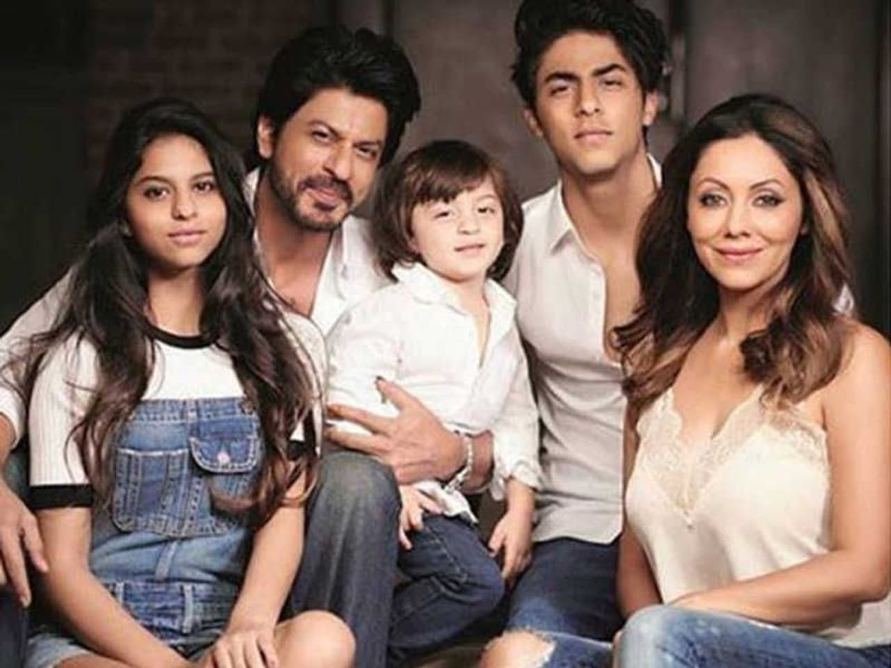 <p>Shah Rukh Khan’s Bandra mansion Mannat pictures are going viral as the whole building is covered in plastic for safety purposes.</p> <p>Shah Rukh Khan’s Bandra mansion Mannat pictures are going viral as the whole building is covered in plastic for safety purposes.</p>