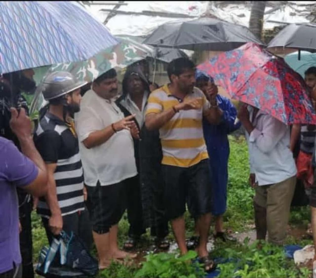 <p>ಲಾಕ್ಡೌನ್ ಅವಧಿಯಲ್ಲಿ ಹಿರಿಯ ನಾಗರಿಕರು, ಅನಾರೋಗ್ಯಪೀಡಿತರು ಹಾಗೂ ಗರ್ಭಿಣಿಯರು ಸಂಚಾರಕ್ಕೆ ಪಡುವ ಬವಣೆ ಕಂಡು ಮಂಗಳೂರು ಯುವಕನೊಬ್ಬ ಸ್ವಯಂ ಆಗಿ ಉಚಿತ ವಾಹನ ವ್ಯವಸ್ಥೆ ರೂಪಿಸಿ ಹೃದಯ ವೈಶಾಲ್ಯತೆ ಮೆರೆದಿದ್ದಾರೆ.</p> <p>ಲಾಕ್ಡೌನ್ ಅವಧಿಯಲ್ಲಿ ಹಿರಿಯ ನಾಗರಿಕರು, ಅನಾರೋಗ್ಯಪೀಡಿತರು ಹಾಗೂ ಗರ್ಭಿಣಿಯರು ಸಂಚಾರಕ್ಕೆ ಪಡುವ ಬವಣೆ ಕಂಡು ಮಂಗಳೂರು ಯುವಕನೊಬ್ಬ ಸ್ವಯಂ ಆಗಿ ಉಚಿತ ವಾಹನ ವ್ಯವಸ್ಥೆ ರೂಪಿಸಿ ಹೃದಯ ವೈಶಾಲ್ಯತೆ ಮೆರೆದಿದ್ದಾರೆ.</p>