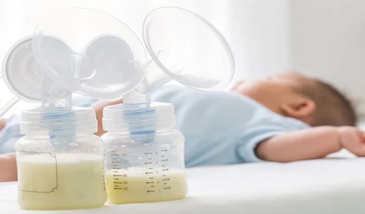 <p><strong>ಕೋಣೆಯ ತಾಪಮಾನದಲ್ಲಿ ಎದೆ ಹಾಲು</strong><br />ಕೋಣೆಯ ತಾಪಮಾನವು 77 ಡಿಗ್ರಿಗಳಿಗಿಂತ ಹೆಚ್ಚಾಗಿದ್ದರೆ, ಹಾಲು ತೆಗೆದ ನಾಲ್ಕು ಗಂಟೆಗಳೊಳಗೆ ರೆಫ್ರಿಜರೇಟರ್ನಲ್ಲಿ ಎದೆಹಾಲನ್ನು ಸಂಗ್ರಹಿಸುವುದು ಉತ್ತಮ. ಬಿಸಿಯಾದ ಕೋಣೆಯ ತಾಪಮಾನವು ಹಾಲನ್ನು ವೇಗವಾಗಿ ಕೆಡುವಂತೆ ಮಾಡುತ್ತದೆ.</p> <p><strong>ಕೋಣೆಯ ತಾಪಮಾನದಲ್ಲಿ ಎದೆ ಹಾಲು</strong><br />ಕೋಣೆಯ ತಾಪಮಾನವು 77 ಡಿಗ್ರಿಗಳಿಗಿಂತ ಹೆಚ್ಚಾಗಿದ್ದರೆ, ಹಾಲು ತೆಗೆದ ನಾಲ್ಕು ಗಂಟೆಗಳೊಳಗೆ ರೆಫ್ರಿಜರೇಟರ್ನಲ್ಲಿ ಎದೆಹಾಲನ್ನು ಸಂಗ್ರಹಿಸುವುದು ಉತ್ತಮ. ಬಿಸಿಯಾದ ಕೋಣೆಯ ತಾಪಮಾನವು ಹಾಲನ್ನು ವೇಗವಾಗಿ ಕೆಡುವಂತೆ ಮಾಡುತ್ತದೆ.</p>