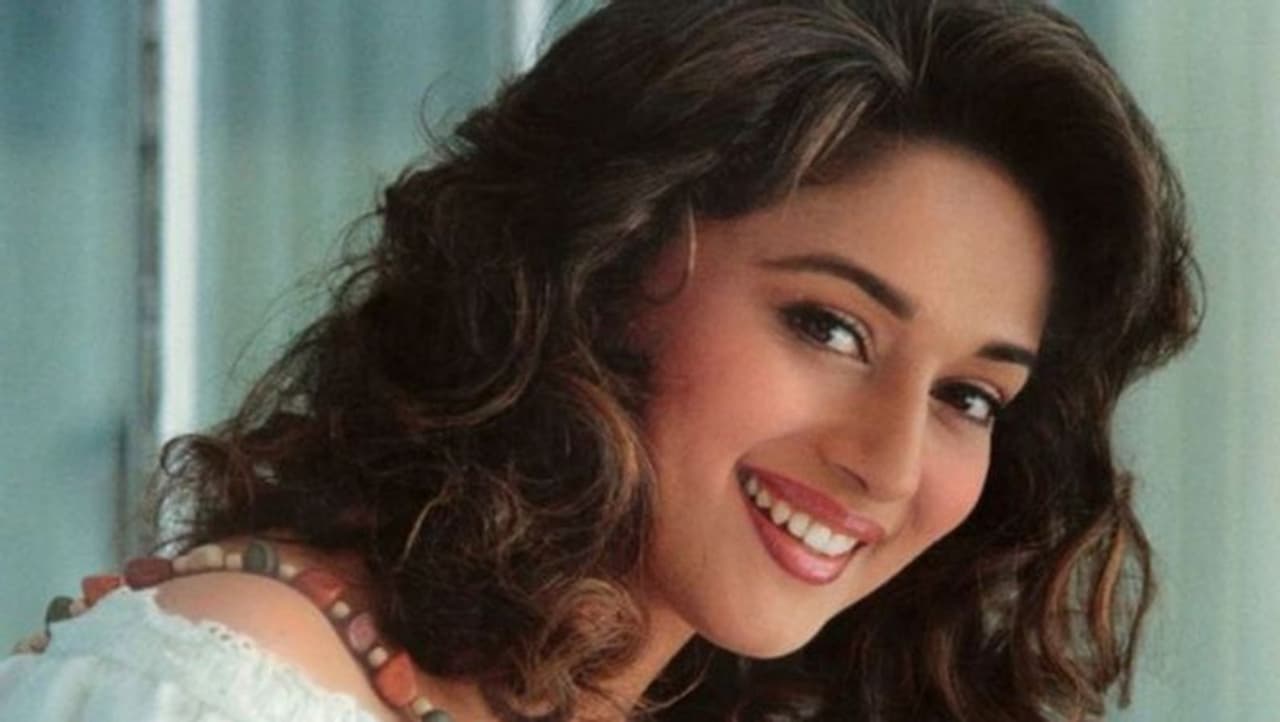 <p>ఓ రియాలిటీ షోలో పాల్గొన్న మాధురీ దీక్షిత్ డాన్స్ ఫ్లోర్ మీద రొమాంటిక్ సాంగ్తో సందడి చేసింది. ఆ సమయంలో అక్కడ ఉన్న ప్రేక్షకులంతా ఆమె నడుమొంపులు చూస్తూ మంత్రముగ్దులయ్యారు. ట్రాన్స్పరెంట్ ఎల్లో శారీలో మాధురి అందాలు వావ్ అనిపించాయి.</p> <p>ఓ రియాలిటీ షోలో పాల్గొన్న మాధురీ దీక్షిత్ డాన్స్ ఫ్లోర్ మీద రొమాంటిక్ సాంగ్తో సందడి చేసింది. ఆ సమయంలో అక్కడ ఉన్న ప్రేక్షకులంతా ఆమె నడుమొంపులు చూస్తూ మంత్రముగ్దులయ్యారు. ట్రాన్స్పరెంట్ ఎల్లో శారీలో మాధురి అందాలు వావ్ అనిపించాయి.</p>