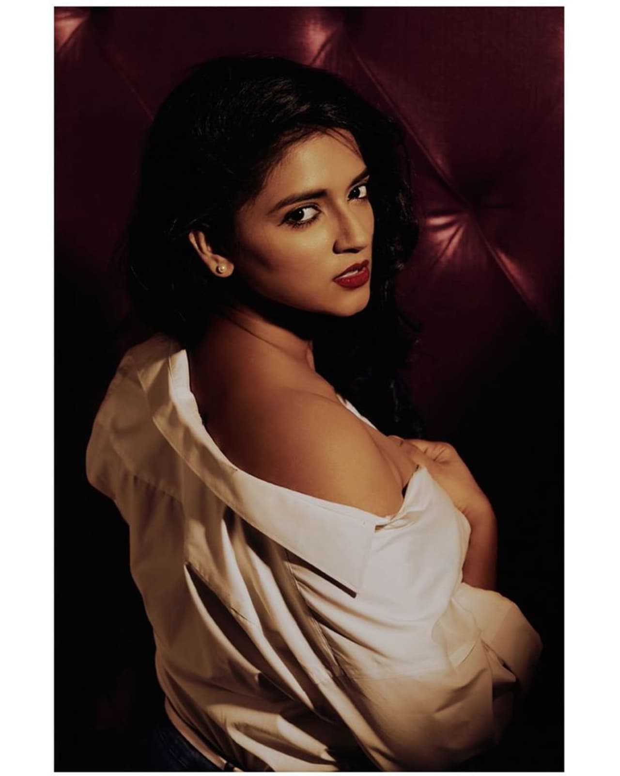 <p>ஷர்ட் பட்டன் கழட்டி ஹாட் போஸ் கொடுக்கும் வசுந்தரா </p> <p>ஷர்ட் பட்டன் கழட்டி ஹாட் போஸ் கொடுக்கும் வசுந்தரா </p>