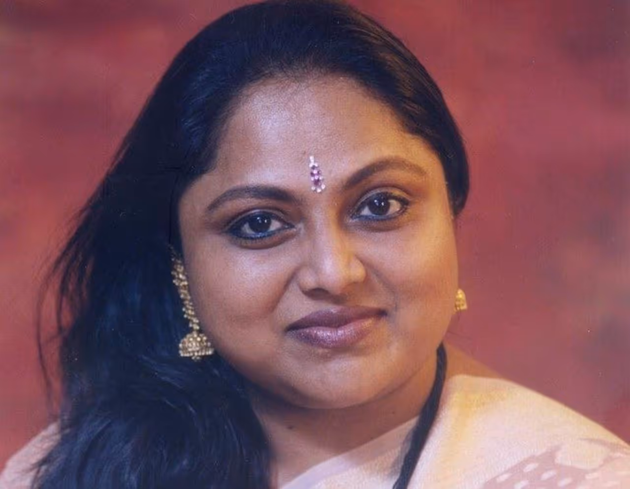 <p>நடிகை சரிதா நிறைய முன்னனி நடிகைகளுக்கு டப்பிங் பேசி இருக்காங்க மீனா, நக்மா,நதியா ,தப்பு இவங்க எல்லாருக்கும் அந்த காலங்களில் குரல் கொடுத்தது சரிதா </p> <p>நடிகை சரிதா நிறைய முன்னனி நடிகைகளுக்கு டப்பிங் பேசி இருக்காங்க மீனா, நக்மா,நதியா ,தப்பு இவங்க எல்லாருக்கும் அந்த காலங்களில் குரல் கொடுத்தது சரிதா </p>