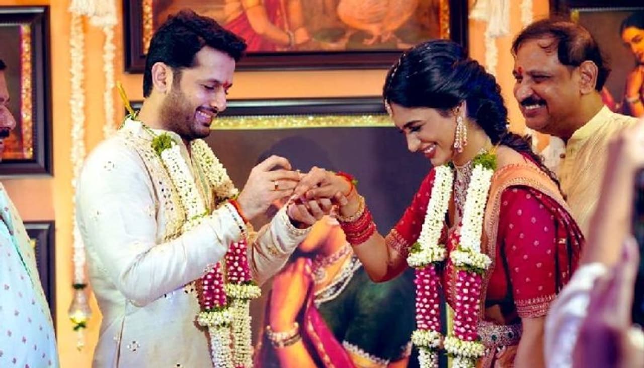 <p style="text align: justify;">ఫైనల్గా నితిన్ ఎంగేజ్మెంట్ పూర్తయ్యింది. ఈ ఏడాది ఫిబ్రవరిలోనే పెళ్లి పనులు ప్రారంభించిన నితిన్, ఏప్రిల్లో పెళ్లి చేసుకోవాలని ఏర్పాట్లు చేసుకున్నాడు. డెస్టినేషన్ వెడ్డింగ్ తరహాలో దుబాయ్లో పెళ్లి చేసుకోవాలని భావించినా కరోనా లాక్ డౌన్ కారణంగా పెళ్లి వాయిదా పడింది. దీంతో పరిస్థితులు చక్కబడిన తరువాత పెళ్లి చేసుకోవాలని భావించినా ఇప్పట్లో ఆ పరిస్థితి కనిపించకపోవటంతో ఈ నెల 26న పెళ్లి చేసుకునేందుకు ముహూర్తం ఫిక్స్ చేసుకున్నాడు నితిన్.</p> <p style="text align: justify;">ఫైనల్గా నితిన్ ఎంగేజ్మెంట్ పూర్తయ్యింది. ఈ ఏడాది ఫిబ్రవరిలోనే పెళ్లి పనులు ప్రారంభించిన నితిన్, ఏప్రిల్లో పెళ్లి చేసుకోవాలని ఏర్పాట్లు చేసుకున్నాడు. డెస్టినేషన్ వెడ్డింగ్ తరహాలో దుబాయ్లో పెళ్లి చేసుకోవాలని భావించినా కరోనా లాక్ డౌన్ కారణంగా పెళ్లి వాయిదా పడింది. దీంతో పరిస్థితులు చక్కబడిన తరువాత పెళ్లి చేసుకోవాలని భావించినా ఇప్పట్లో ఆ పరిస్థితి కనిపించకపోవటంతో ఈ నెల 26న పెళ్లి చేసుకునేందుకు ముహూర్తం ఫిక్స్ చేసుకున్నాడు నితిన్.</p>