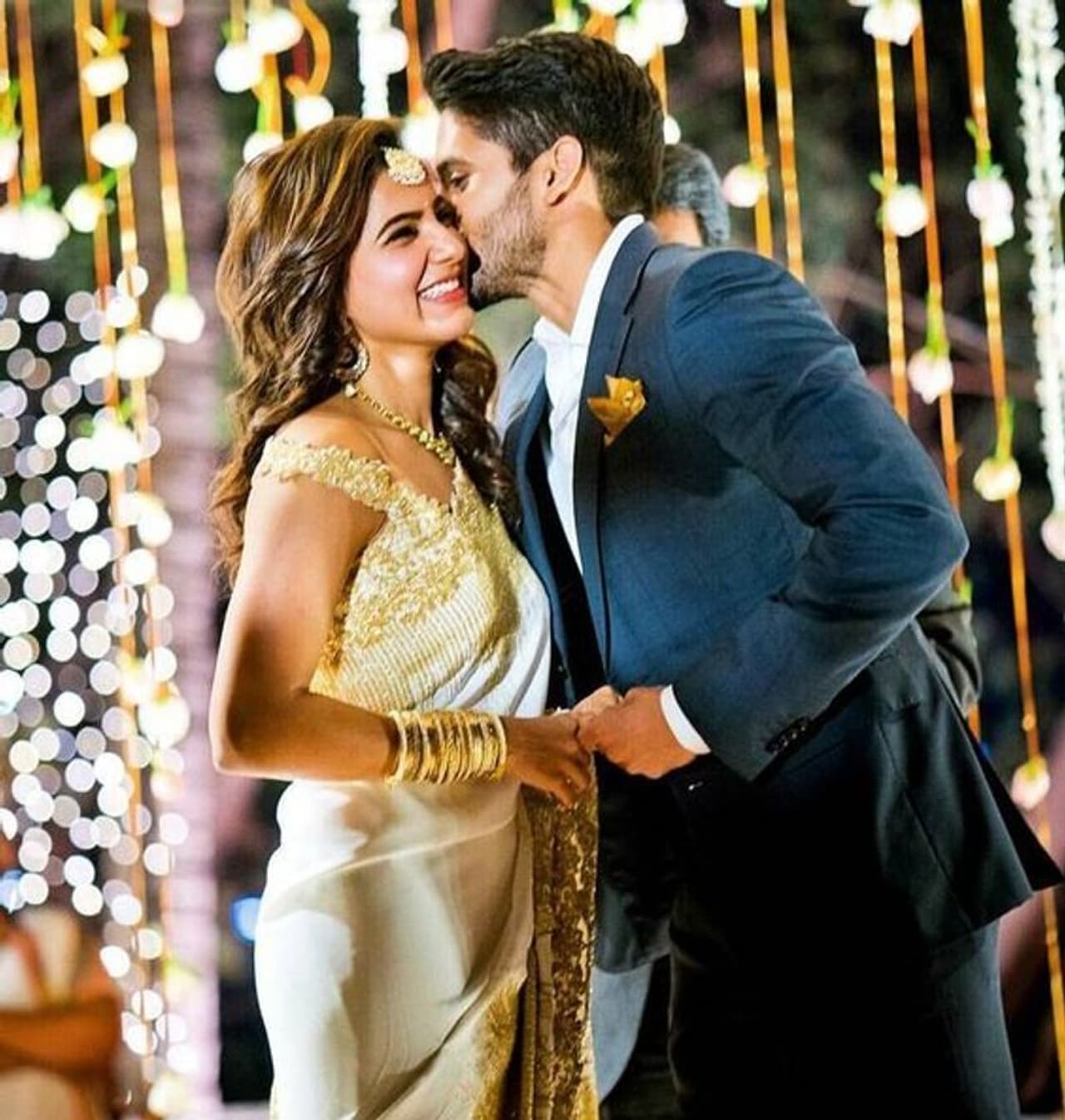 <p> ಸಮಂತಾ ಅಕ್ಕಿನೇನಿ ನಾಗ ಚೈತನ್ಯ ಟಾಲಿವುಡ್ನ ಫೇವರೇಟ್ ಕಪಲ್. ಸೋಶಿಯಲ್ ಮೀಡಿಯಾ ಮೂಲಕ ಯಾವಾಗಲೂ ಫಾಲೋವರ್ಸ್ ಜೊತೆ ಸಂಪರ್ಕದಲ್ಲಿರುತ್ತಾರೆ ಈ ಜೋಡಿ.</p> <p> ಸಮಂತಾ ಅಕ್ಕಿನೇನಿ ನಾಗ ಚೈತನ್ಯ ಟಾಲಿವುಡ್ನ ಫೇವರೇಟ್ ಕಪಲ್. ಸೋಶಿಯಲ್ ಮೀಡಿಯಾ ಮೂಲಕ ಯಾವಾಗಲೂ ಫಾಲೋವರ್ಸ್ ಜೊತೆ ಸಂಪರ್ಕದಲ್ಲಿರುತ್ತಾರೆ ಈ ಜೋಡಿ.</p>